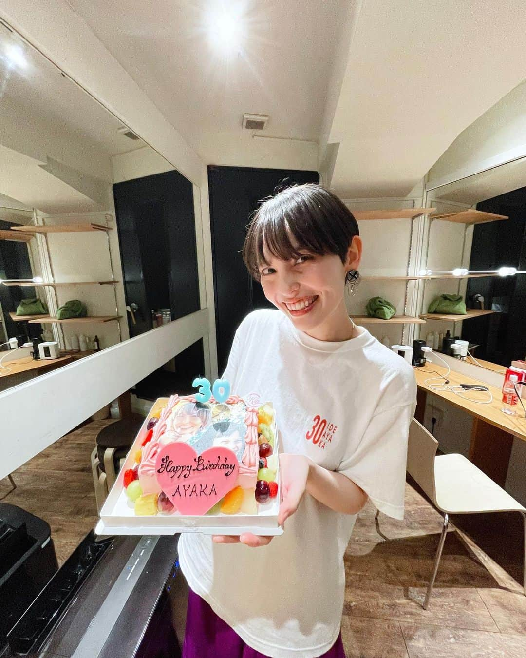 井手綾香さんのインスタグラム写真 - (井手綾香Instagram)「IDE AYAKA birthday one-man live 🎂hello30🎂  誕生日ライブは10年ぶり。ハタチのワンマンが私にとってすごく大事なライブだったから、30歳の誕生日も何か特別な日にしたいと思って、思い切ってライブを決めました。  平日だったけど、お仕事後急いで来てくれた方、お休みとってくれた方、配信で参加してくれた方、お子さんと来てくれた方も…！本当に嬉しかったよ、ありがとう💐  まだ配信のアーカイブが残っているのですが、このほくほくした気持ちを残したくて♡ネタバレしすぎない程度に書きます。  今回実は初の弾き語りワンマンだったんです。記念ライブということで、自分の30年を音楽と一緒に振り返ってみました。  懐かしい曲も歌いながら、ルーツ曲もカバーしたり、新曲ももちろん歌いました。  歌いながら感じていた事は、ただただこの時間がいつまでも続いてほしいという事。 ライブは魔法のような時間で、歌の世界に入っていく時、自分でも信じられないような声が出たり、家で1人で歌うのとは全然違う、"届けたい思い"がキャパオーバーしそうになるくらい溢れて来て、それはそれは幸せな、夢のような時間なんです。  初めての弾き語りライブだったから、もちろん緊張もしてたけど、昨日はそれを越えた先の、暖かくてキラキラした時間に包まれていました✨  商業的な考えにとらわれたり、自分に厳しくなったりして、自信をなくしてしまうことが数えきれないほどあったし、そしてこの先もそういう事は起こると思うけど、"歌を届ける"という事で生まれるこの暖かい気持ちはずっと忘れてはいけないと思った夜でした。  そして、アンコールではnikiieさんが登場してくれました！( @nikiiejp )❤️ めちゃくちゃ嬉しいサプライズもしてくれました！！これはまだ見てない方へのお楽しみで伏せておきます。泣いた…♡  ファンの方からの井手ケーキ、そしてnikiieさんからのケーキ🍋立派な向日葵やフラワーアート、たくさんのプレゼントやお手紙…！そしてニキ姉からはマイマイクのプレゼント！！！🎤  みんなにありがとうを伝える日にしようと思っていたけど、まだまだ言い足りないくらいです。本当にありがとう🥹みんなのおかげで私は歌い続けていけます。  30代の幕開けは、 楽しみな事が目の前にたくさん広がっていて、なんだかまたハタチの頃のような無限大の未来と、+10年の経験値で無敵状態な気分です💪(ちょっと言い過ぎな気もするけどw)  まだまだこれからが面白いよ〜 一緒にいろんな音楽を楽しんでいこうね！  もっと書きたい事はありますが、 長くなりすぎるので割愛します。まだ写真あるので、また改めて書こうかな🫶🏻  アーカイブは2023/7/25(火)23:59までお楽しみいただけますので是非✨ https://eplus.jp/sf/detail/3890260001-P0030001  そして、30歳TシャツはXLが完売しました！🛒 M、Lはオンラインショップで引き続きお取り扱いしております♪  https://ideayaka.base.shop  📸1-6 by nikiie♡素敵な写真!!!たくさん撮ってくれてありがとう~  #井手綾香　#30歳  #birthday #代々木lodge」7月20日 20時44分 - ide_ayaka_official