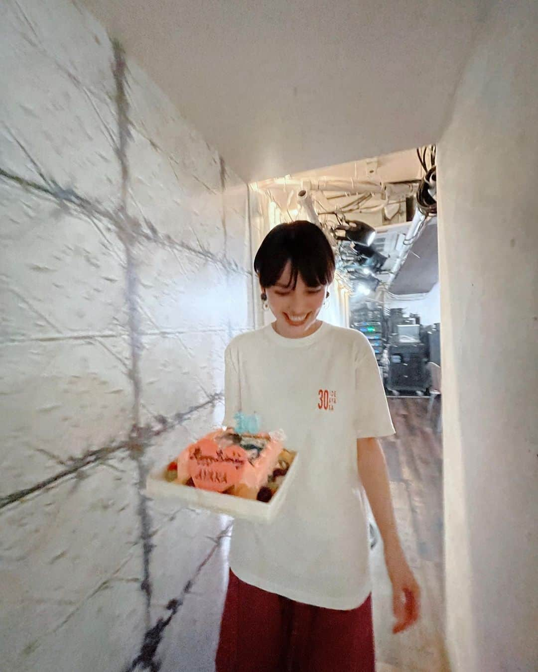 井手綾香さんのインスタグラム写真 - (井手綾香Instagram)「IDE AYAKA birthday one-man live 🎂hello30🎂  誕生日ライブは10年ぶり。ハタチのワンマンが私にとってすごく大事なライブだったから、30歳の誕生日も何か特別な日にしたいと思って、思い切ってライブを決めました。  平日だったけど、お仕事後急いで来てくれた方、お休みとってくれた方、配信で参加してくれた方、お子さんと来てくれた方も…！本当に嬉しかったよ、ありがとう💐  まだ配信のアーカイブが残っているのですが、このほくほくした気持ちを残したくて♡ネタバレしすぎない程度に書きます。  今回実は初の弾き語りワンマンだったんです。記念ライブということで、自分の30年を音楽と一緒に振り返ってみました。  懐かしい曲も歌いながら、ルーツ曲もカバーしたり、新曲ももちろん歌いました。  歌いながら感じていた事は、ただただこの時間がいつまでも続いてほしいという事。 ライブは魔法のような時間で、歌の世界に入っていく時、自分でも信じられないような声が出たり、家で1人で歌うのとは全然違う、"届けたい思い"がキャパオーバーしそうになるくらい溢れて来て、それはそれは幸せな、夢のような時間なんです。  初めての弾き語りライブだったから、もちろん緊張もしてたけど、昨日はそれを越えた先の、暖かくてキラキラした時間に包まれていました✨  商業的な考えにとらわれたり、自分に厳しくなったりして、自信をなくしてしまうことが数えきれないほどあったし、そしてこの先もそういう事は起こると思うけど、"歌を届ける"という事で生まれるこの暖かい気持ちはずっと忘れてはいけないと思った夜でした。  そして、アンコールではnikiieさんが登場してくれました！( @nikiiejp )❤️ めちゃくちゃ嬉しいサプライズもしてくれました！！これはまだ見てない方へのお楽しみで伏せておきます。泣いた…♡  ファンの方からの井手ケーキ、そしてnikiieさんからのケーキ🍋立派な向日葵やフラワーアート、たくさんのプレゼントやお手紙…！そしてニキ姉からはマイマイクのプレゼント！！！🎤  みんなにありがとうを伝える日にしようと思っていたけど、まだまだ言い足りないくらいです。本当にありがとう🥹みんなのおかげで私は歌い続けていけます。  30代の幕開けは、 楽しみな事が目の前にたくさん広がっていて、なんだかまたハタチの頃のような無限大の未来と、+10年の経験値で無敵状態な気分です💪(ちょっと言い過ぎな気もするけどw)  まだまだこれからが面白いよ〜 一緒にいろんな音楽を楽しんでいこうね！  もっと書きたい事はありますが、 長くなりすぎるので割愛します。まだ写真あるので、また改めて書こうかな🫶🏻  アーカイブは2023/7/25(火)23:59までお楽しみいただけますので是非✨ https://eplus.jp/sf/detail/3890260001-P0030001  そして、30歳TシャツはXLが完売しました！🛒 M、Lはオンラインショップで引き続きお取り扱いしております♪  https://ideayaka.base.shop  📸1-6 by nikiie♡素敵な写真!!!たくさん撮ってくれてありがとう~  #井手綾香　#30歳  #birthday #代々木lodge」7月20日 20時44分 - ide_ayaka_official