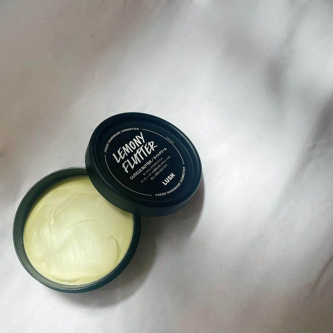 八反美咲のインスタグラム：「LUSHのネイルクリームが 膝や肘の黒ずみにもいいらしいので買ってみました🥺💕  グラビアの撮影では ソファやベッドの上だけじゃなく かたい床や砂浜 アスファルトの上、草むらなどで よく膝立ちのポーズをするので どんどん膝が固くなって 黒ずんでしまうのです😂😭  何とかしたいと思って 今毎日塗ってるんだけど 皮膚が少しずつ 柔らかくなってきた気がする😍‼︎  綺麗な膝を目指して 塗り続けてみます🥺💕✊✨  #LUSH #ラッシュ #レモンの指先 #ネイルクリーム #美容」