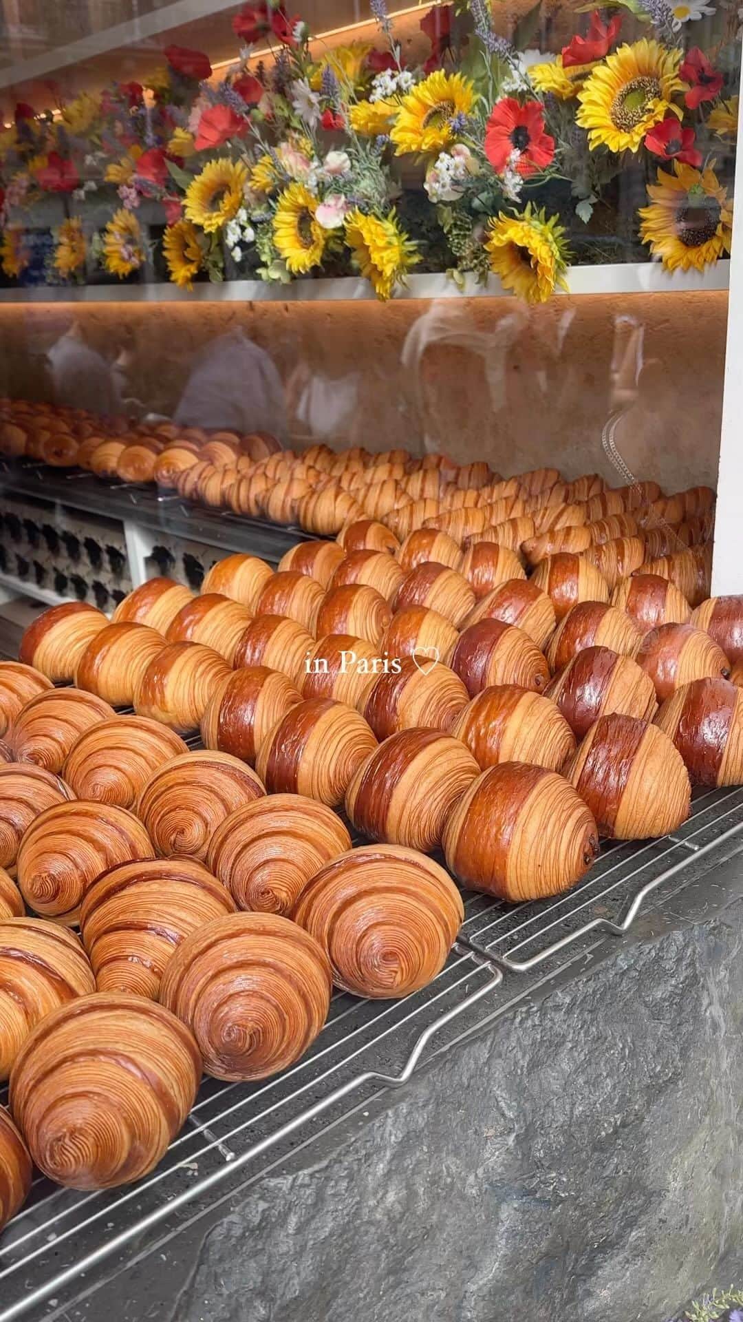 ぱんもんのインスタグラム：「パリの思い出ダイジェスト🇫🇷♡ 楽しかったなぁ🧁 帰ってきてすぐ元の社畜へ😉🫶 ⠀ #paris #pariscafe #parisgourmet #パリカフェ #フランスカフェ #パリグルメ #フランス旅行 #パリ旅行 #カフェ巡り #cedricgrolet #anjelina」
