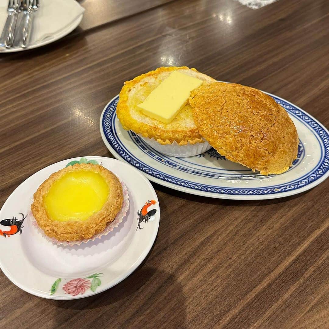 市原彩花さんのインスタグラム写真 - (市原彩花Instagram)「Hong Kong cafe in Singapore🇸🇬 @honolulucafesg  You can eat HK style food and sweets at The Center Point in Orchard😋  オーチャードにある香港カフェ🇭🇰 メニューがたくさんあるから人気のメニューを頼んでみたよ😆 香港風フレンチトーストは蜂蜜とバターたっぷりでたまに食べたくなるんだぁ🤤(写真2) 間にピーナッツバターとかカヤジャムを挟んでくれるよ😁やばいっしょ🧡 写真4.5枚目は中身をご飯かマカロニかパスタで選べるの🤭 カフェ利用でも気軽に行けるよ♪  #honolulucafe#hkfood#hkgourmet#hkcafe#sgfood#sgfoodporn#singaporefoodie#sgeats#sgfoodie#singaporerestaurant#シンガポールグルメ#singapore#シンガポール#singapura#海外生活#海外旅行#海外移住#シンガポール旅行#シンガポール観光 #あーちゃんシンガポール」7月20日 20時38分 - ayaka_ichihara