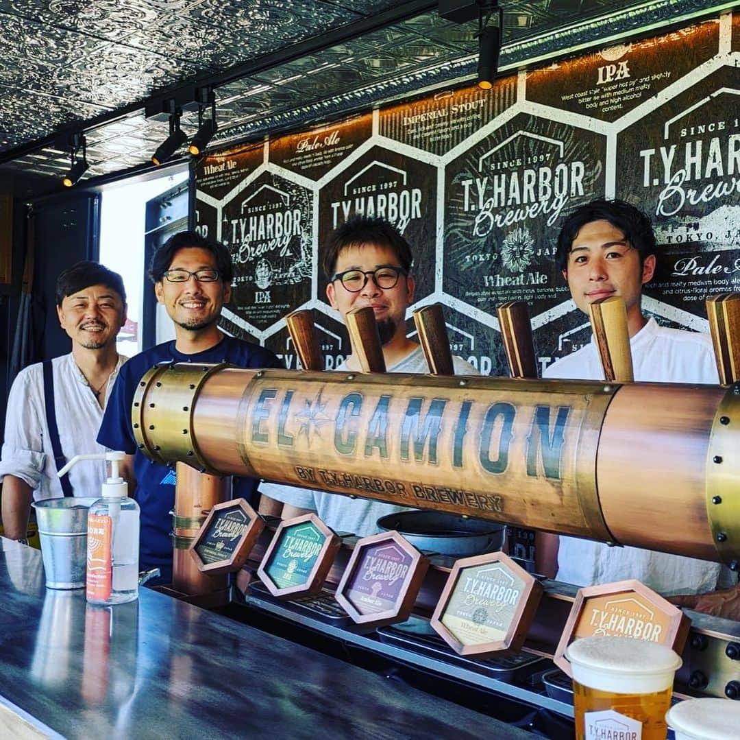 EL★CAMIONさんのインスタグラム写真 - (EL★CAMIONInstagram)「. EL CAMION in TOYAMA。 北陸初出店となった三井アウトレットパーク北陸小矢部での営業ではお陰様でたくさんの方にお越しいただき無事終了しました。  ご来店いただいた皆様、出店にご協力いただいた皆様ありがとうございました。  「全国各地でタイソンズアンドカンパニーの世界観を体験できるクラフトビアバー」  コロナ禍もあり関東近郊での出店が続いておりましたがEL CAMIONとしては久々の長旅となりました。 富山の皆様との出会いは確実に我々の刺激となりました。 今後も東京から全国各地へ積極的にビールをお届けして行きたいと思います。 （オファーお待ちしてまーす！！）  ご一緒した「Latticework Brewing」さん、「NAT.BREW」さん、そして帰りの道中に伺った「城端麦酒」さんとも素敵な出会いとなりました。 クラフトビールでどんどん盛り上げていきましょう🍺  #latticeworkbrewing  #ラティスワークブリューイング  #natbrew #ナットブリュー #城端麦酒 #johanabeer #elcamion #beertruck #tyharborbrewery #craftbeer #brewery #instabeer #beerstagram  #beergeek #beerlover #madeintokyo #tysonsandcompany #エルカミオン #ティーワイハーバーブルワリー #クラフトビール #ブルワリー #インスタビール #ビアスタグラム #クラフトビア  #ビアラバー #天王洲アイル #メイドイントウキョウ #タイソンズアンドカンパニー」7月20日 20時40分 - el_camion_tokyo