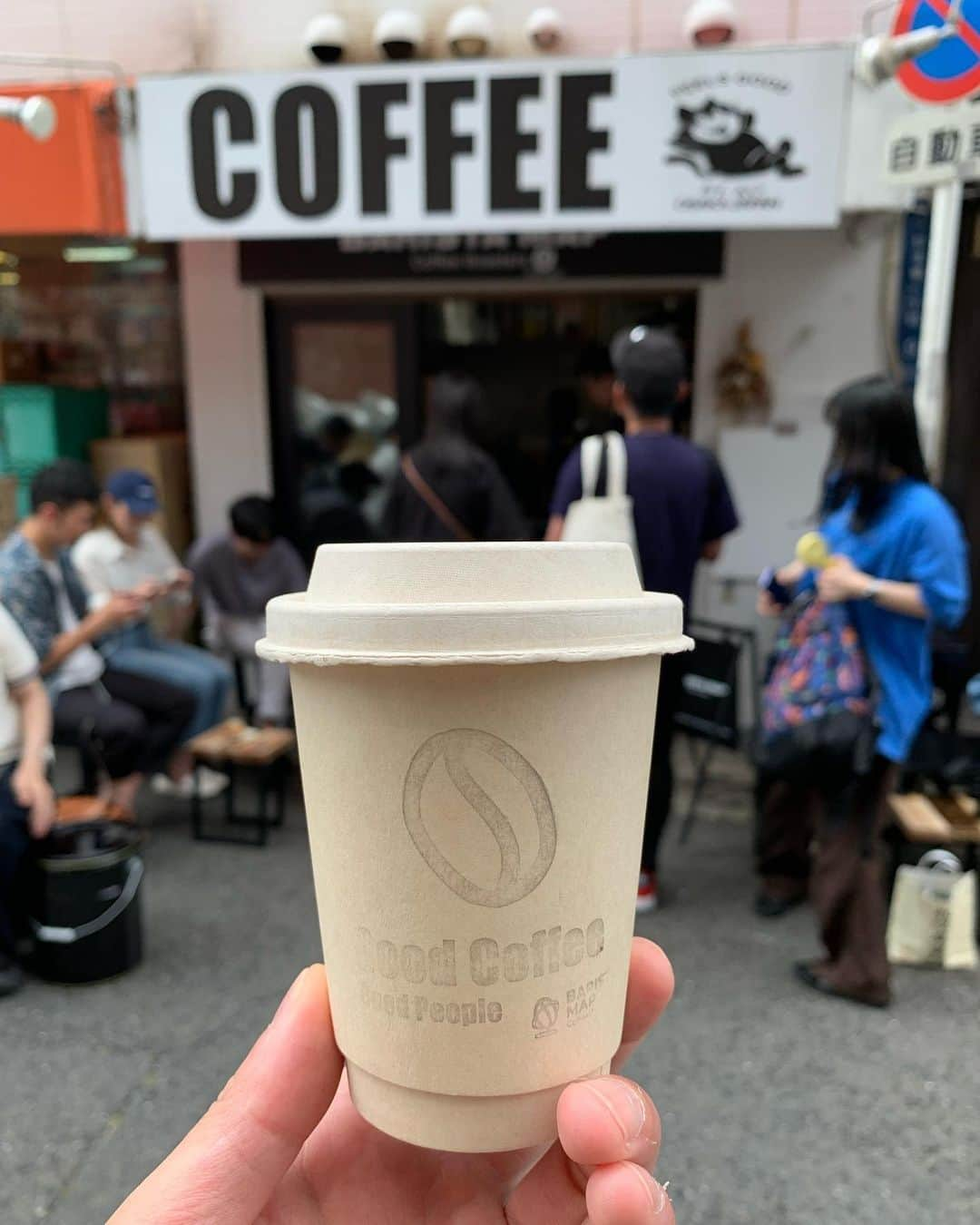 出井隼之介（ヤーレンズ）さんのインスタグラム写真 - (出井隼之介（ヤーレンズ）Instagram)「＂Barista Map Coffee Roasters＂(#なんば)  メモだけしていてなかなか予定が合わなかったお店に週末ライブだった事もあり来店。Paragonで淹れるStrawberry blendが衝撃のベリー感でした。  #コーヒー #珈琲 #コーヒースタンド #コーヒー大好き #カフェ #カフェ巡り #カフェ部 #カフェ散歩 #喫茶店 #喫茶部 #cafe #cafetime #cafestagram #cafeculture #cafelife #coffee #coffeetime #coffeeshop #coffeebreak #coffeelove #coffeelovers #coffeeculture #coffeelife #coffeeholic #coffeeshopvibes #osakacafe」7月20日 20時40分 - dei_junnosuke