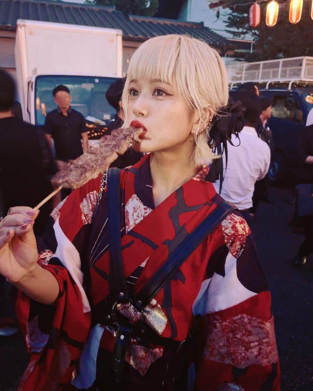 ハナエさんのインスタグラム写真 - (ハナエInstagram)「お祭りの屋台で何が好き？わたしはね、肉」7月20日 20時40分 - hanae_0227