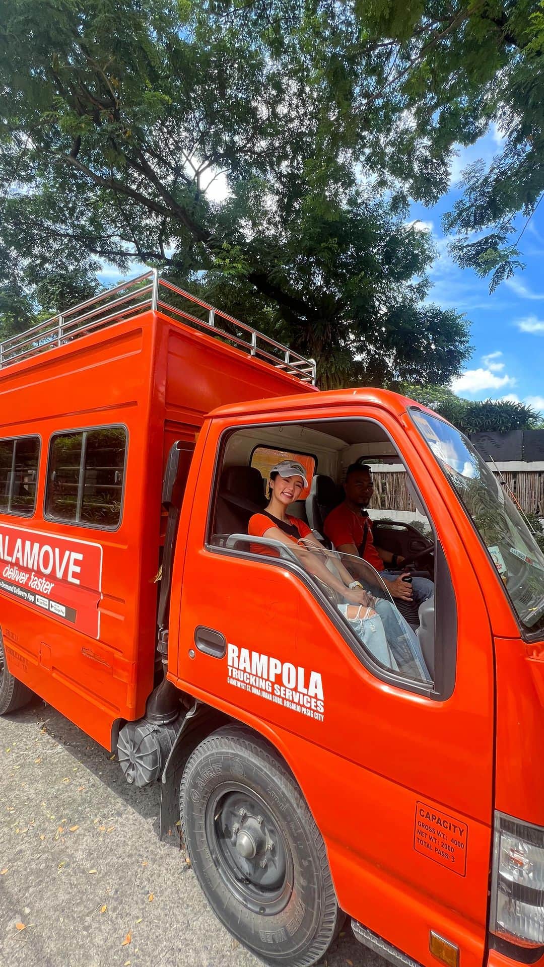 Kim Chiuのインスタグラム：「Hello everyone!🧡It’s been a while since my last vlog!!! Finally Im back!!!😍 Samahan ninyo ako sa aking #Lalamove experience kung saan sinubukan kong maging isang ‘pahintante’ or ‘driver helper’ for a day. Exciting ito! Medyo mahirap pero FUN!!! Thank you kuya Rizal for being patient! Hehehe thank you @lalamoveph fam 🧡 for this experience!!!! ☺️  𝐕𝐈𝐒𝐈𝐓 𝐦𝐲 𝐜𝐡𝐚𝐧𝐧𝐞𝐥 𝐊𝐈𝐌 𝐂𝐇𝐈𝐔 𝐏𝐇 𝐭𝐨 𝐰𝐚𝐭𝐜𝐡 𝐟𝐮𝐥𝐥 𝐯𝐢𝐝𝐞𝐨!😉💪🏼」
