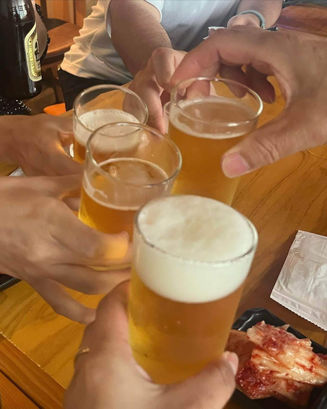 東紗友美さんのインスタグラム写真 - (東紗友美Instagram)「収録終わりに皆でサクッと🍺 家族みたいなチーム🍻 赤星というのがまた堪らなく良いんだよ...。 ほんっとに美味しいよな。  そうそう。 リニューアルされる予定の映画番組のカンパケ送ってもらったんです。いやぁ、新鮮で良い感じでした👍 新しいナレーションのお仕事に挑戦しています。  また、たくさんの人に見てもらえたらいいなぁ✨ 来週告知させていただきまする✌️」7月20日 20時41分 - higashisayumi