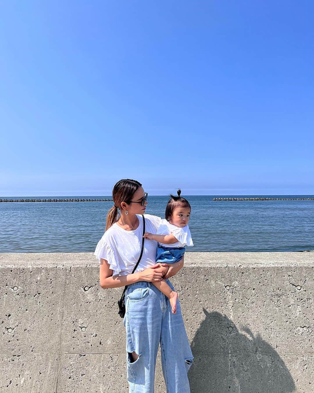 Rika Sasaki JPNのインスタグラム：「トップスおそろ👩‍👧 親子コーデ🤍夏だね🏖️ @zara  @zarakids」