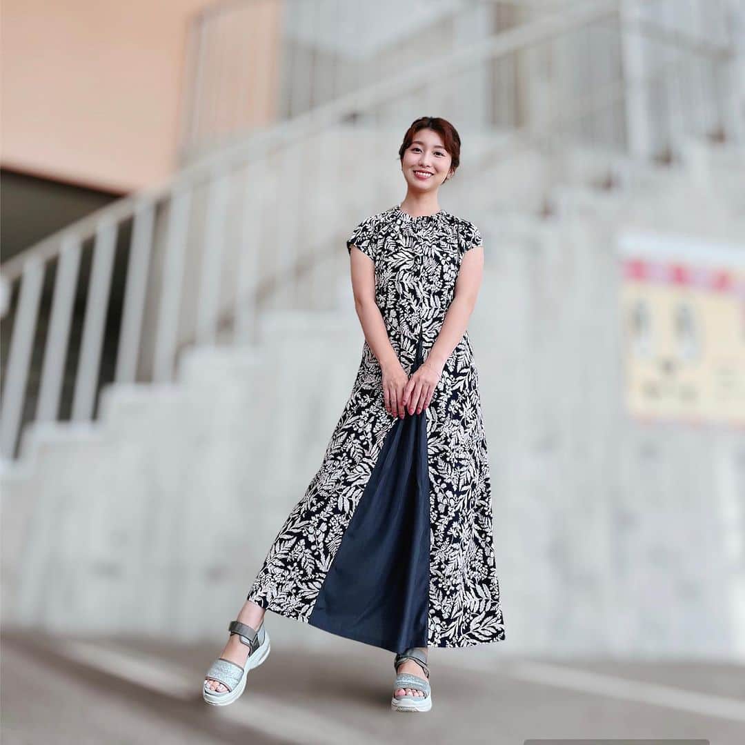 木村那津美のインスタグラム：「🎏 超遅刻ちぐまや記録！ 5/27 ココイコ下松市編  待って待って。 月日の流れが早すぎる🥹 出し渋ってたらタイミング逃す！  激遅の振り返りです。 何人の人が覚えてくれているんでしょうか。 この日は なつのんで下松を散策を放送。  肩掛けポシェットは のんちゃんが持ってるの知ってたから、 持ってきたらお揃いになるかなあって思ったんですけど、  まんまと持ってきてくれました😆  のんちゃんの帽子のみどりと 私のトップスのみどりは 偶然です。  衣装被りしないように連絡したほうがいいかなあと 思ったけど まあいいか、好きなもの違うし 系統は被らんし。 という結論に達しました☺️  ------------  スタジオ衣装  ブージュルード ワンピース  ______________________  山口県の情報盛りだくさん！ 土曜のあさ9時25分からは↓↓↓  @chigumaya_kazoku  【ちぐまや家族plus】  ------------  #ブージュルード山口店 #ブージュルード #アナウンサー衣装 #アナウンサーヘアメイク#30代コーデ #30代ファッション#30代メイク #30代ヘアメイク #木村那津美#アナウンサー #スタジオ衣装　#基本的にトップスのみ#ちぐまや家族plus #ちぐまや家族plus2 #山口県 #気を抜くとやっぱりガニ股になる#兼頭のぞみさん」