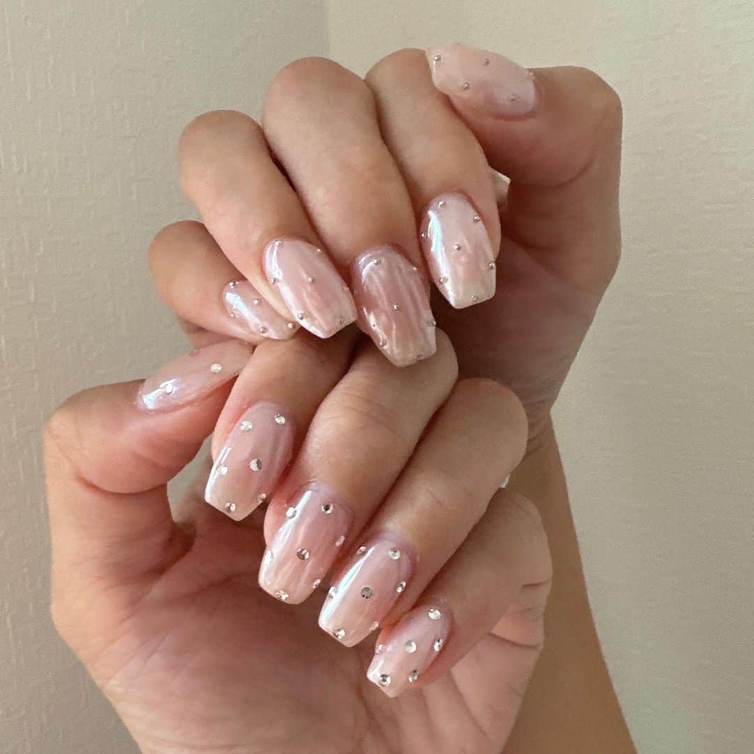 Akaneのインスタグラム：「. お𝐍𝐞𝐰 𝐧𝐚𝐢𝐥𝐬💅🏻🤍  お友達からの紹介で 初めましてのネイルサロン♡ お店が韓国みたいで可愛かった🐰♡  ベースはホワイトのオーロラ🪄で ちゅるんちゅるんにして 左手はストーン、右手はスタッズ💎  集合体とかめっちゃ苦手やねんけど笑 aikoさんが大きさとか色々考えてネイルしてくれたから めっちゃ可愛くなった🥺💓 なんせ、爪の形も綺麗やから 自分の爪見てうっとりする。😮‍💨✨️  @_nail_tsuki_   . . #ネイル#ネイルデザイン #ハンドネイル#ドットネイル #オーロラネイル」