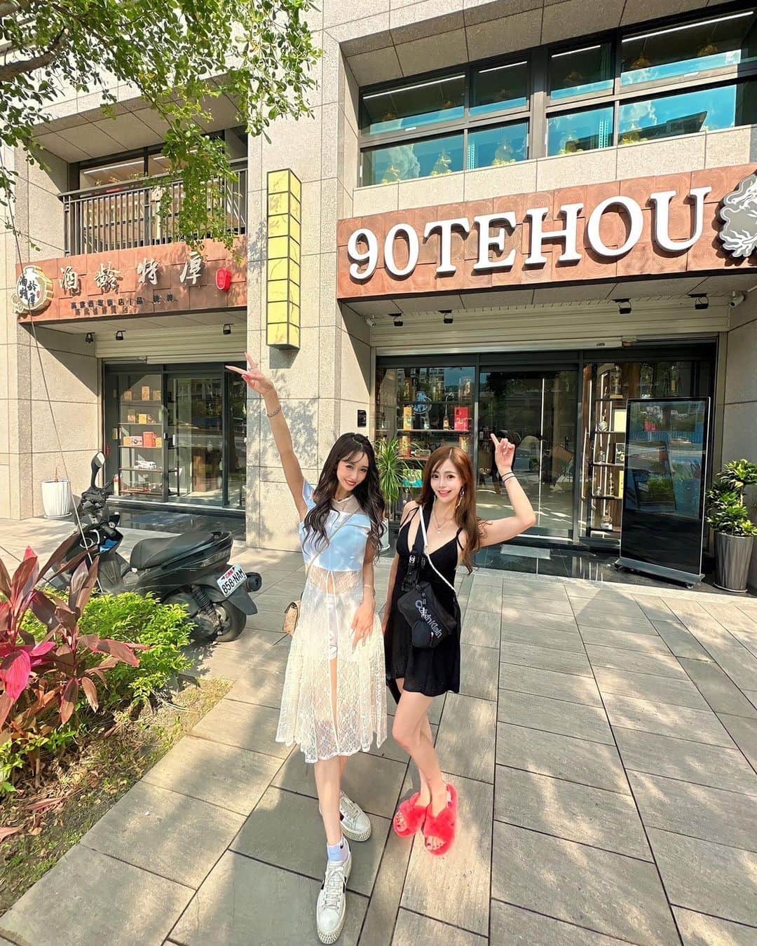 のインスタグラム：「@90tehou  @okyuruchans2  高級な酒屋さんで撮影してきました🥃 ボトルがとてもゴージャスで 孔明さんの彫刻ボトルのお酒や 金粉入りの台湾焼酎など 度数は高いものが多かったです！ 孔明さんは元気になるようにって意味で筋肉マッチョにデザインされていました！ 今年度のバレンタインの新モデルも見させて頂いたよ😎 58度のお酒も試飲もさせてもらいました😮 高級な味がして美味しかったです☺️ ラグジュアリーな空間に感動しました🤩 皆さんもぜひ行ってみて下さいね😉👍 . . #台湾 #台湾焼酎 #焼酎 #孔明 #ダンサー #dancer #ugg #calvinklein」