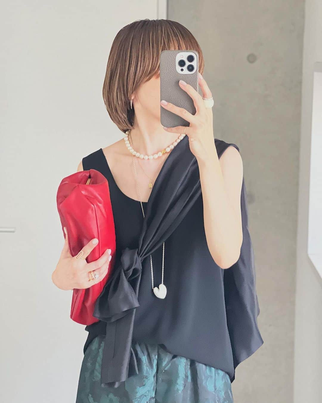 chieko6さんのインスタグラム写真 - (chieko6Instagram)「スタコパンツを主役に、 赤のクラッチを効かせて。 エスニックな涼しさがいい♡ @490930tanaka   𝗖𝗛𝗜𝗘𝗞𝗢⁺のガラスパールは汗も気にせず、夏もつけられる。 夏のパール、結構すきだな。 @chieko_official   シルク素材を斜めに巻いたよ。寒い時は取って着る。  𝗖𝗛𝗜𝗘𝗞𝗢⁺7/22sat21:00より通常販売。 開始日時になるとカートが開きます。」7月20日 20時47分 - chieko6