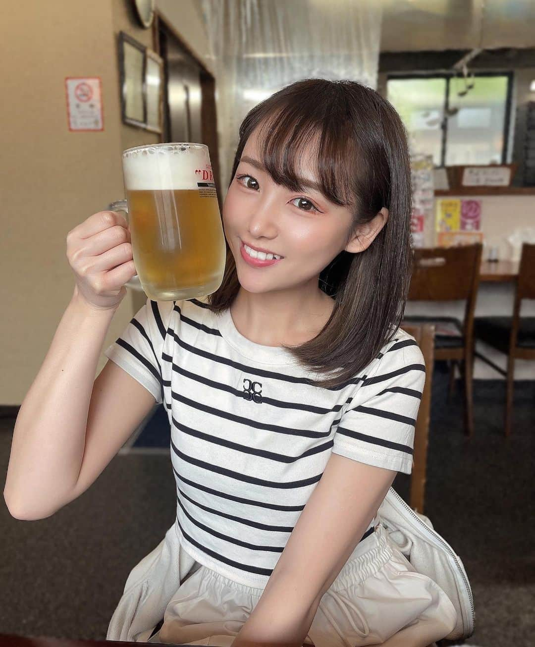 丸りおなのインスタグラム：「.  今日もみんなお疲れ様〜🍻💕  もう7月終わり近づいてるよ、、 はやいな〜🥹🥹🥹  ＿＿＿＿＿＿＿＿＿＿＿＿＿＿＿＿＿＿＿  7/22（土）マリンFM #はまリポ放送部 におじゃましますー！ 17:30〜 ハンマーヘッドスタジオです📻  観覧無料なので是非会いに来てね♡ （もしかしたら、24歳最後の会える日かも、、？）  #丸りおな　#夏服 #夏服コーデ #155cm #155cmコーデ #低身長 #ビール #ビール女子 #お酒 #ノンアル #ノンアルコール #アルコールアレルギー #chico #chicoコーデ #ボーダー #boarder #tshirts #8月生まれ #98 #98期生 #98年組と繋がりたい #スーパードライ #横浜」