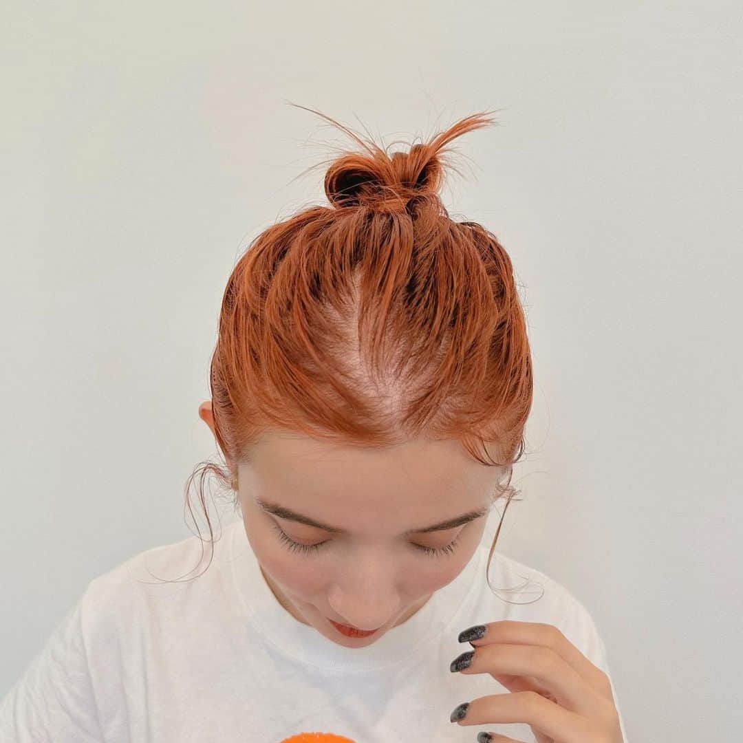 Momoのインスタグラム：「. ブリーチなしオレンジ🍊🧡 . ダメージレスで可愛い アレンジとの組み合わせが 夏は最高に映える♡♡ . . .  . ✔️画像を保存してカウンセリングの 時にみせてください♡♡ .  イメージを変えたいけど短くするのも ブリーチをするのも勇気がいる🥺 . そんな方にも幅広くその方にあった提案 をさせて頂き一緒におしゃれを楽しみましょう♡ . ブリーチカラーは【ケアブリーチ】を 推奨しております♡ . ケアブリーチは従来よりも髪の毛への ダメージが94%cutされます！ . ブリーチなしのダブルカラーも 提案させて頂きますのでぜひご相談ください♡ . 12／3から 新店舗　GARD/ëN (ガーデン／エン) がopen♡♡ . 場所は表参道♡♡ 新しいこだわりのつまったお店で ぜひお会いできるのを楽しみに お待ちしております♡♡ . . ご予約はTOPからご予約サイト に飛べます✈︎♡(料金もそちらを参考に) . ご新規様も喜んでお待ちしております♡ . お電話.DMからも受け付けております♡ (DMは返信が遅くなる可能性が ございますのでそちらご了承下さい🙇‍♀️)  . .  〒150-0001 東京都渋谷区神宮前5-39-2 2F . TEL☎︎ 03-6712-5995 . 表参道駅から徒歩5分🚶🏼‍♀️(A1出口) ( 銀座線/千代田線/半蔵門線 ) . . 月 定休日 火・水　11:00〜20:00 木・金　12:00〜20:30 土　10:00〜19:00 日　10:00〜19:00 祝　10:00〜19:00 . . ぜひ、ご予約お待ちしてます♡♡ . codeアカウントはこちら   @__cd.momo____________ ♡ . ぜひフォローしてください♡ .」