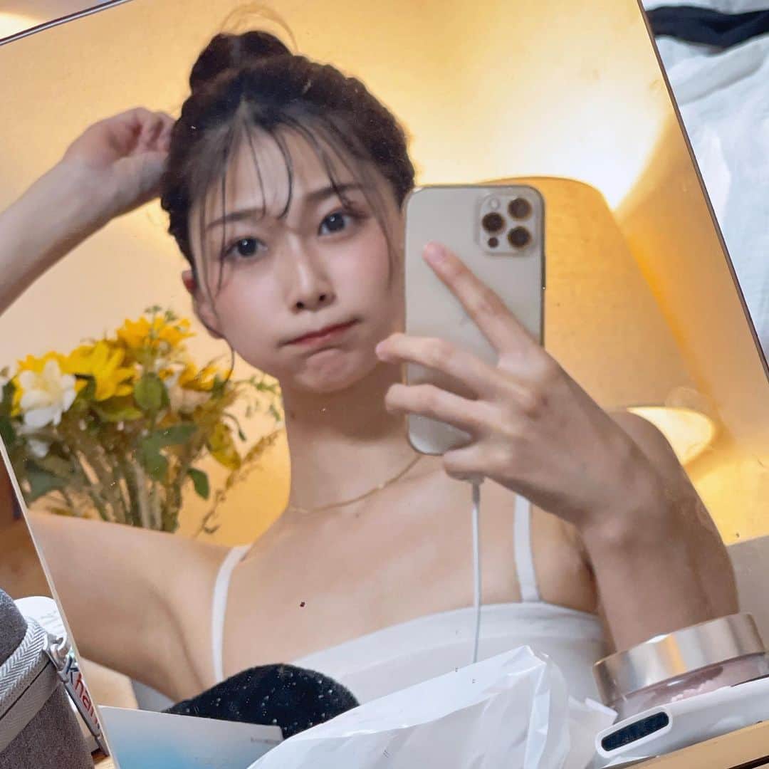 塩野響子のインスタグラム：「⠀１枚もピント合わなかったよ😀✌️ ⠀ ⠀ #生活感すご #テーブル片しなさい #最近このキャミ多いよね笑 #髪遊び」