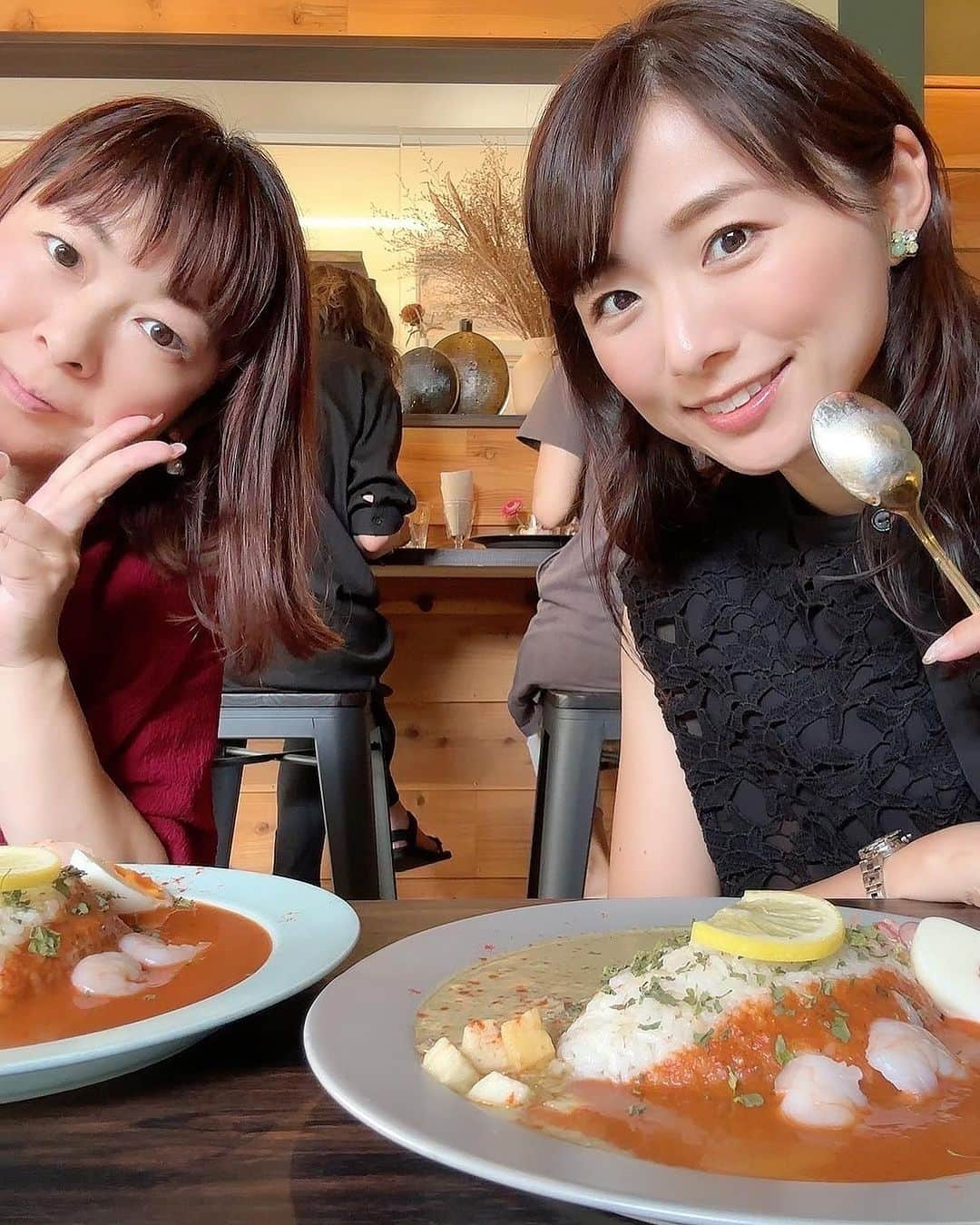 今井美穂のインスタグラム：「⁡ 美味しすぎなんだよね🥹 ここのカレー💓🍛  @curry_ismt  ⁡ 今日は冷製カレーあいがけ🤤 クラムチャウダー風と海老のビスク風カレー 発想がすごすぎない😳？ ⁡ ごまどうふのデザートも全て相性抜群で 行くたびに感動しちゃう🥺💓 ⁡ 看板娘のこずちゃんの スマイルにも癒されました☺️ ⁡ ご一緒にしたのは ネイリストのちひろさん😊💅 @chihiro.nail_niigata   この後フットネイルもしてもらったの🙌 ⁡ めちゃくちゃ可愛いのでまたご紹介します✨ ⁡ #おすすめカレー #石本商店」