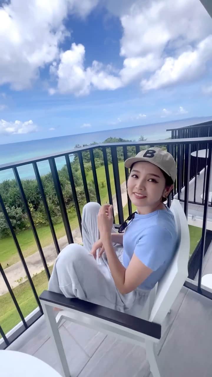 富久美玲のインスタグラム：「沖縄の宿はオーシャンビューが必須条件🥺」