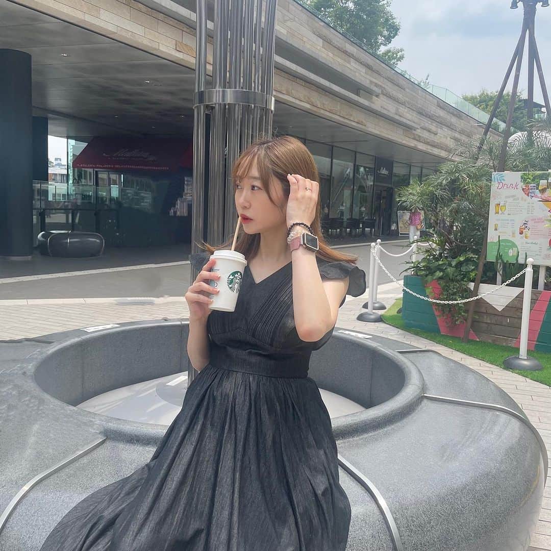 ericaのインスタグラム：「#herlipto  ちょうど1ヶ月くらい前なので、まだギリギリ着れたかな？ この時は妊娠9ヶ月35wです👶  Her lip toのDenimはカジュアルにも 上品にも着用出来るのでおすすめです💐  ◾️Eternal Lace Trimmed Dress Black / S ¥26,000」