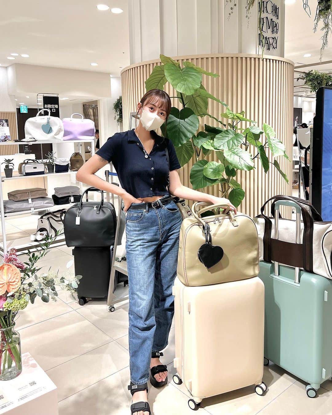 照井和希のインスタグラム：「Aww Travel  POPUPが  期間限定で 7月19日から26日まで 大阪阪急うめだ本館4階にて開催中との事で 大阪初日に行ってきました〜！！🌺✈  発売直後から大人気の 立てたまま荷物の出し入れができる フロントオープンタイプのスーツケースや🧳  サステナブルレザーを使ったアイテムなど… 新作商品を直接見れるチャンスですので ぜひこの機会に行ってみて下さい✈️✨  ホワイトのキャリーが 可愛すぎて即決オーダー🤭笑 持つだけでモチベ上がる♥️  @awwtravel_official @awwtravel_community  #findyouraww #mygreenerchoice #aww_travel_popup」