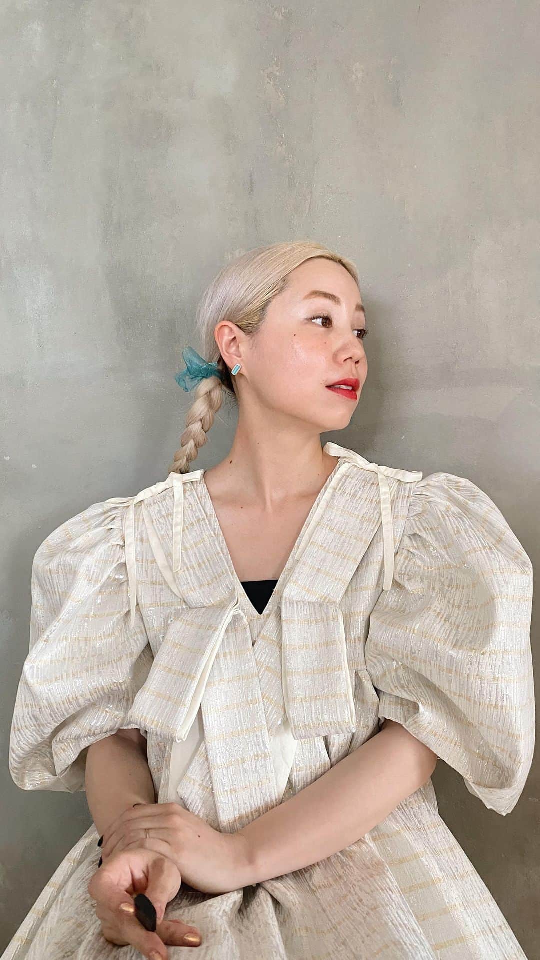 のインスタグラム：「. . 大好きなSNOW FOX SKINCAREの、 今回はプレミアム スカルプ カッサ ヘアブラシを 使ってみました🦊  硬いチタンと柔らかい24Ｋゴールドのブレンド素材の150本のピンがついたブラシ・・興味津々でしたが使ってみて最高！癒しも刺激も同時に味わえます🦊  機会を使うと柔軟性のある長いピンが折れてしまうので、台湾の職人さんがオールハンドで作っているらしい・・ カッサブラシは台湾では古くから、産後の抜け毛や薄毛に悩む方にも愛用されてきたらしく、プレゼントにもいいなぁって思いました。自宅で気軽にヘッドスパ気分、いいよね🎁(明日7/21からSnow Fox Skincare 公式サイトでSALEがスタートするみたい、いいタイミング！前におすすめしたマスクもぜひ)  血行が良くなっているのか顔のむくみが取れて顔色も良くなっているのがよくわかるので動画でよかったら見てみてください。 コンディションがいいと、おめかし、とっても楽しくなりますよねー・・・！！🦊🤍というリールでした。 あと暑すぎるのでロングヘア的には髪をまとめたい時期です🍉 帽子被りがちなので、ぺちゃんこ髪のボリュームアップにもつかえるのです🧢  日中のリフレッシュもいいし、夜シャワー後きちんと乾かして、寝る前に頭〜肩までぽんぽんするといつもよりぐっすりできる気がするので、1日2回使うのがおすすめです🦊 . . 🦊🤍 @snowfoxskincarejapan #snowfoxskincarejapan #PR」