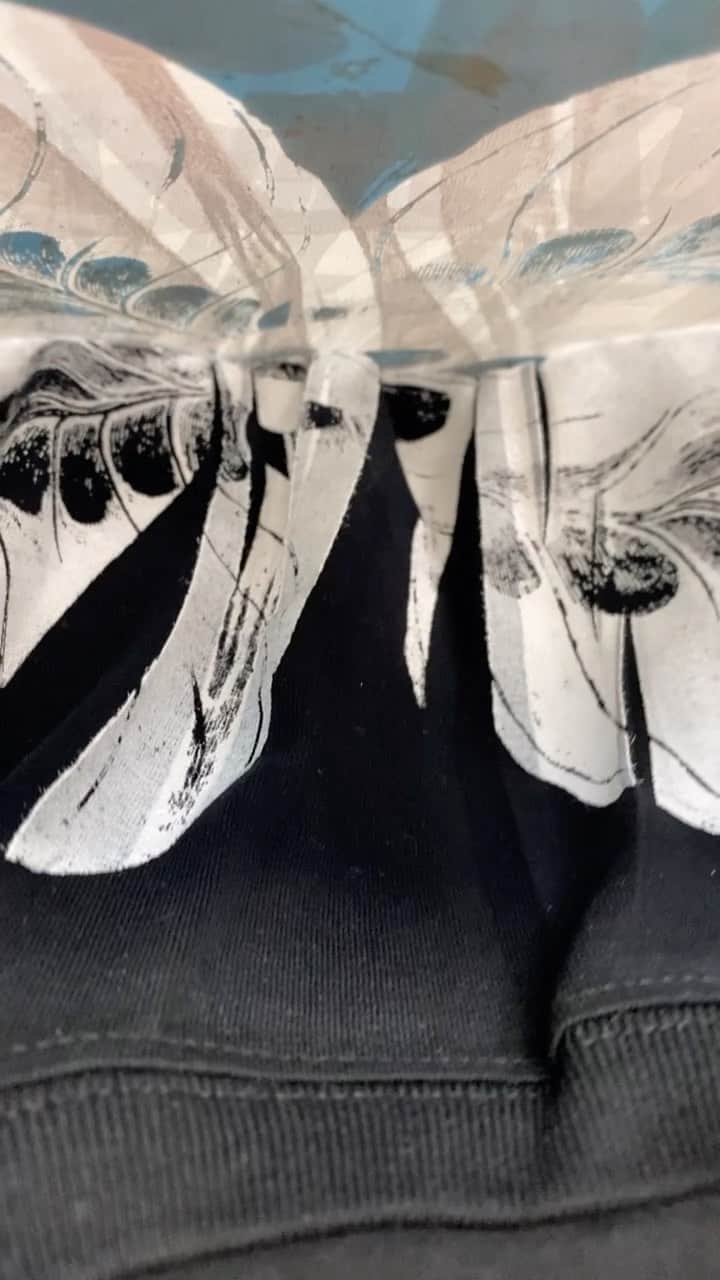 シメオン ファラーのインスタグラム：「Refracted flower print on folded t-shirt」