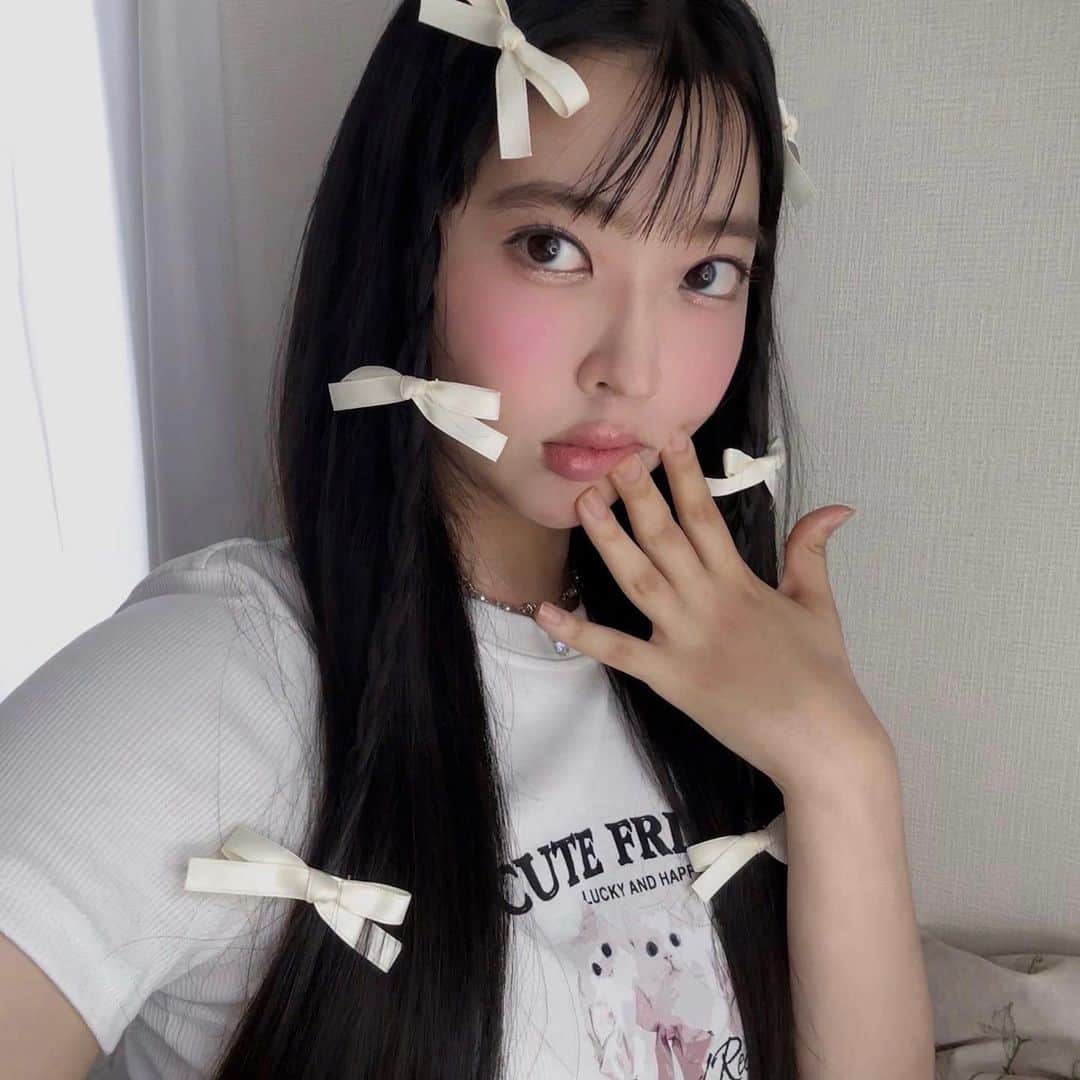 のインスタグラム：「リボンつけまくり🐈‍⬛🎀🤍  #ribbonhair#pinkmakeup」