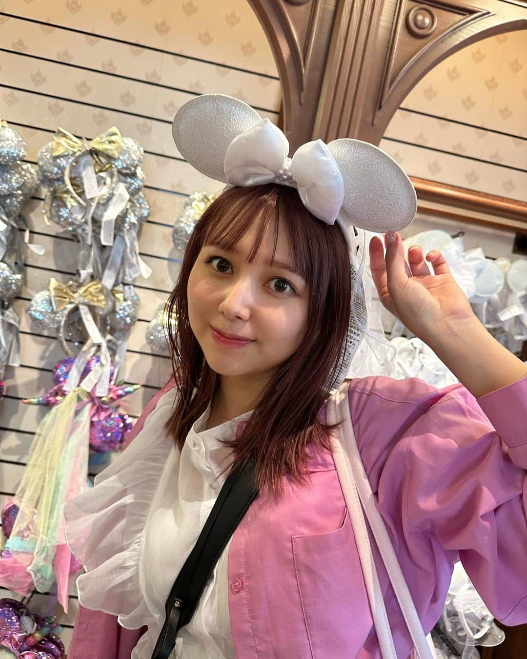 瑞稀ミキさんのインスタグラム写真 - (瑞稀ミキInstagram)「ディズニーパリ♡ 🇫🇷 日本にはない耳がいっぱい売ってて 買いすぎちゃいました😂 これはジャスミン🔮グラデーションがかわいすぎないですかい？？？ これはシーでもつけられるので即買いでした！！！ 水色のワンピとかに合わせたい🩵 耳なんてなんぼあってもええですからね✌️ 🫧 母が撮ってくれた写真が マジでゆるい笑」7月20日 20時57分 - mikichujpn