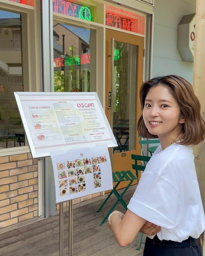鈴本美愉のインスタグラム：「@muleau_official   来週の28日から下北沢の(tefu) lounge ShimokitazawaにてMuléau Marketが開催されます🥳 7/28(金)~30(日)の3日間です🌻  今回のPOPUPは今までのPOPUPとは雰囲気、アイテムもガラッと変えて、幅広く皆さまに手に取ってもらえるように日常的に使える雑貨だったり、アパレルもカジュアルなアイテムにしました🛒  ３日間ではありますが、私も終日店内にいる予定なのでぜひ遊びに来てください‼︎  そして今回はイラストレーターのYUKO MATOBA @matobakkusu さんとのコラボアイテムもございます (この日来ているTシャツもコラボアイテムです🫶) 今回のためにとてもとても素敵なイラストを描いていただきました🎨 POPUP当日にはYUKO MATOBAさんによる似顔絵イベントもあるので、そちらもお楽しみに！！  この日はランチで下北沢にあるヴィーガンアメリカンチャイニーズダイナーのOSCARというお店に行ってきました！ カンパオチキンを食べたのですが、めちゃうまです!おすすめです🍜 POPUPの際にぜひ行ってみてね〜  来週からよろしくお願いします❤️‍🔥❤️‍🔥❤️‍🔥」