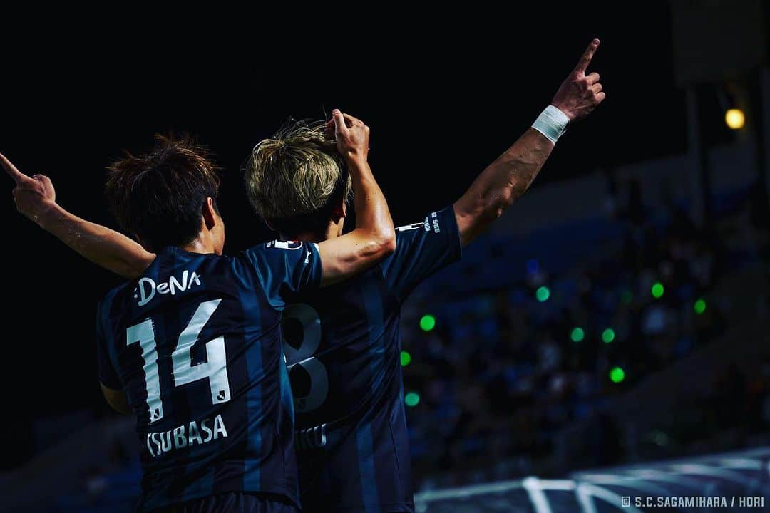 SC相模原さんのインスタグラム写真 - (SC相模原Instagram)「🗒️KITAKEN MATCHREPORT Vol.43  『緑の魂を見た夜』 * * 大卒ルーキーの“ゴラッソ”  この瞬間を、待っていた。  406日ぶりの、相模原ギオンスタジアムでの“ファミリア”。  「みんなから拍手をもらえて、みんなでファミリアを踊れて、本当に最高でした。本当、最高です」  はにかみながら語ったのはボランチの西山拓実だ。アウェイの奈良クラブに2点を先行されて迎えた54分、大卒ルーキーが決めたJリーグ初ゴールが、大逆転劇の口火を切った。  左サイドから橋本陸が入れたスローインを、前田泰良が相手に囲まれながらもなんとか残す。こぼれた先にいたのが西山だった。「相手の足が出てきたのはわかっていた」と左足で巧みにボールを浮かせると、右足で狙い澄ましたシュートを放った。  ゴールネットが、揺れた。スタジアムが、沸いた。何かが起こりそうな予感が、した。  およそ勝てるような試合展開ではなかった。前半終了間際と、後半の立ち上がり。失点したのは、サッカーのセオリーからすれば最悪の時間帯と言っていい。  0-2とされた時、スタジアムに「今日もダメなのか……」という空気が漂ったのは確かだ。なにしろ、開幕戦からここまで勝ったのは第2節の福島ユナイテッドFC戦の1試合のみ。3カ月以上も勝利から遠ざかっていたのだから。  … 続きはホームページへ🙆‍♂️  ✍️#北健一郎 #クラブオフィシャルライター #SC相模原 || #SCS」7月20日 20時58分 - s.c.sagamihara_players