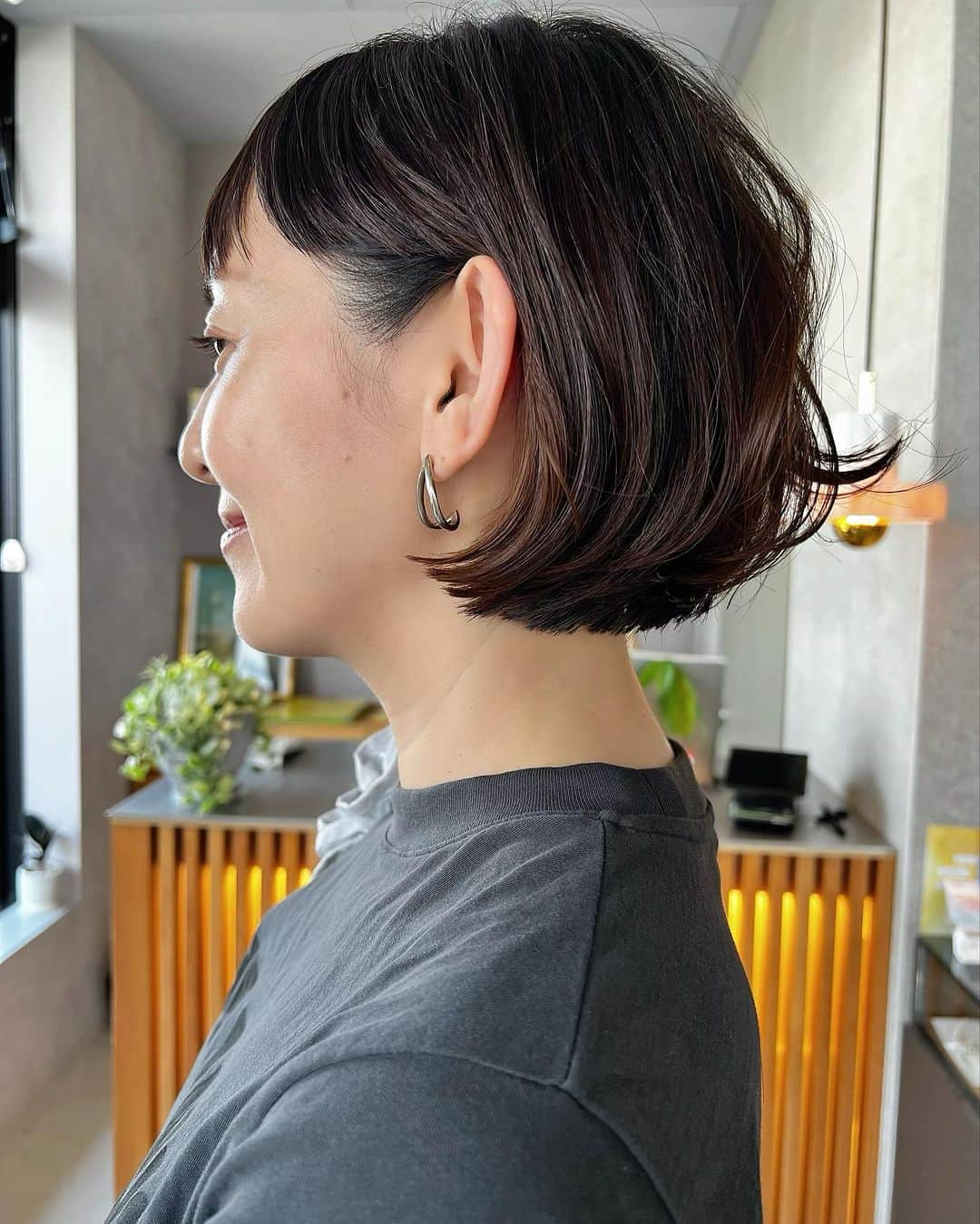 のインスタグラム：「耳かけてコロンと丸いシルエット。  . .      #ミニボブ  #ボブ #切りっぱなしボブ #小顔カット #レイヤーボブ #ボブヘア  #前髪 #オン眉 #パッツンボブ #前上がりボブ #发型 #髮型   #岐阜市 #ヘアカタログララ #ヘアカタログ #くせ毛  #ショートボブ   #ワンレンボブ  #ショートヘア」