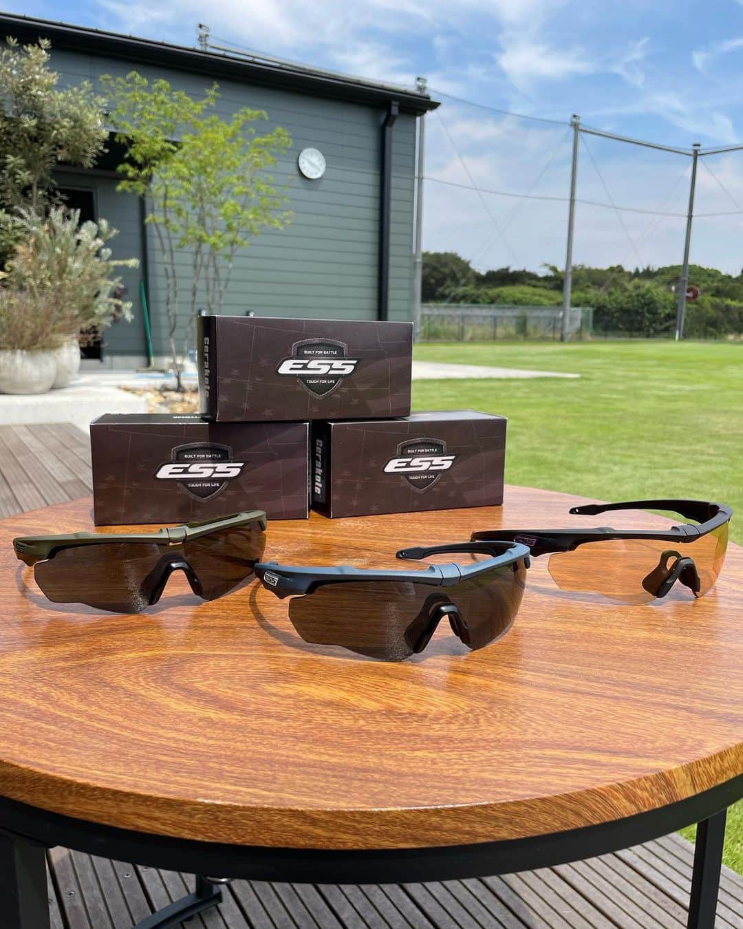 横田英治のインスタグラム：「7月23日（日） ESSのサングラス試着オーダー会を予定しております🕶🎶⛳️ 実際に芝生の上でかけてみると違いが解ります😆 夏本番を前にサングラスでお悩みの方是非‼️ 非会員さんも参加できますのでご希望の方はDMください😆👍 @essjapanofficial  @clubhouse.17」