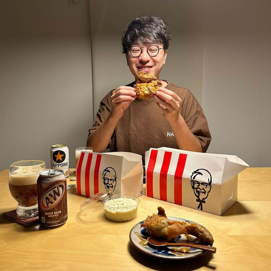 みわこのインスタグラム：「＊ きょうも1日おつかれさま☻  ・ケンタッキーパーティー🍗  今夏もレッドホットチキンのCMに影響されて、 今夜は年1回のケンタッキーパーティー！🍗☺️🤓♡ 沖縄で買って秘蔵してたルートビアも開けた♡🍺  2人でもぐもぐ食べながら「なんだか、去年よりも辛く なくなった気がすることない・・？」ってなって調べたら、 今年はどうやら別売りの激辛ソース？があるんだとか。 店員さん…説明してほしかったよぉ〜😭 家のホットソース追加でかけて食べました。 とはいえ、今年もおいしかった♡また来年！🍗」