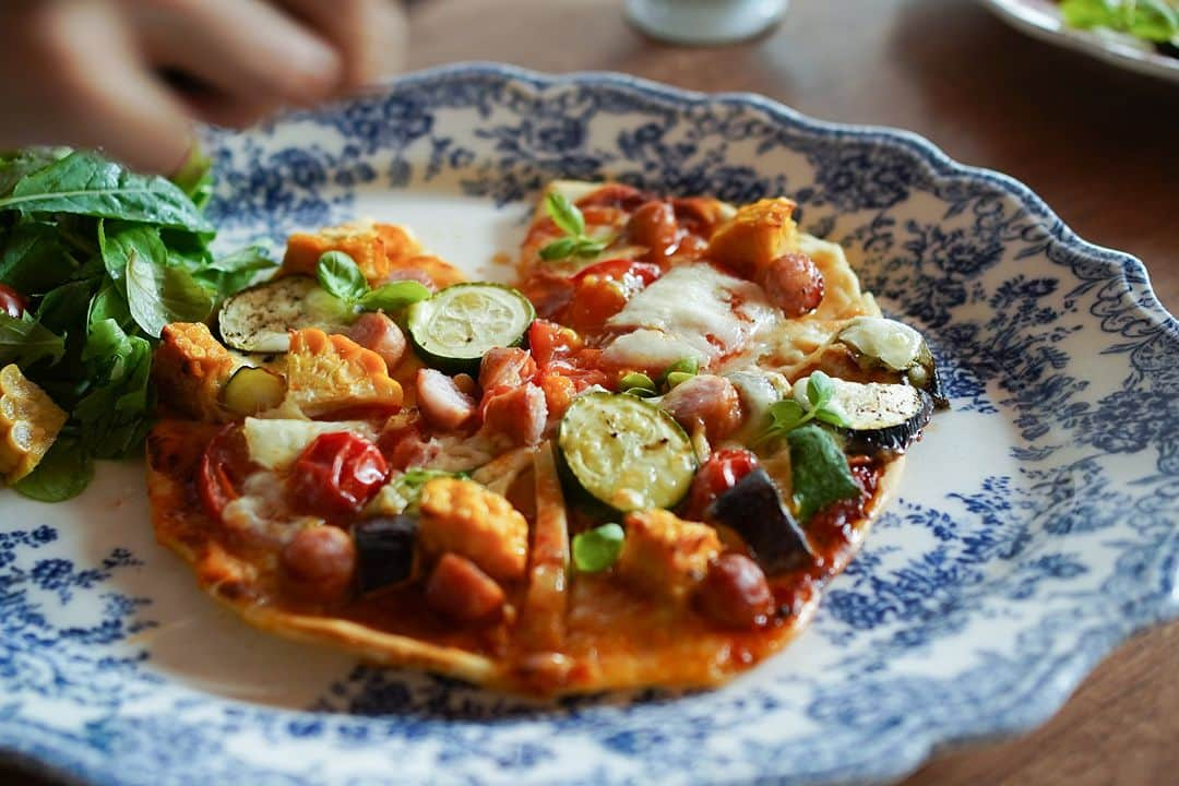 ムクリ［mukuri］さんのインスタグラム写真 - (ムクリ［mukuri］Instagram)「夏休みのお昼ごはん。想像より簡単にできる！子どもと一緒に作るピザ。レシピ付き（uetariumさん）  今日の読みものは @uetarium さんの 夏休みのお昼ごはんについてのお話です。  お子さんと一緒に作れる 夏野菜のピザについて教えていただきました。  ピザ生地って思っているよりも 意外と簡単にできるんです。  生地を作るのも楽しく トッピングで盛り上がり 焼き上がりを見て笑顔に。  夏野菜たっぷりで栄養も豊富。 一緒に作る時間が 楽しい思い出になりますよ♪  レシピ付きですので ぜひ参考にしてくださいね！  specialthanks @uetarium  （編集：kaori）  ▶詳細はプロフィールのURLよりご覧ください プロフィールはこちらから @mukuri_official ・  –––––––––––––––––– ムクリ公式アカウントでは くらしの中にある"好き"や"コダワリ"を毎日お届け。  インテリア、整理収納から家づくりなど 日常で参考になる情報から サラッと読める短編コラムまで ご紹介していますのでフォローしてぜひご覧ください。 ▶︎ @mukuri_official ・  「 #ムクリ 」のタグもいつも楽しく拝見しています☺️  オリジナルブランドは @daily_mukuri  くらしの中にあったらいいいな、 そんな商品を企画・制作、集めています。 ––––––––––––––––––  #おうちごはん #おうちカフェ #フーディーテーブル #おうちごはんlover #おうちごはん革命 #朝時間  #IGersjp #instafood #delistagrammer #おうちごはんチャレンジ #器好き #てづくりごはん365 #手作りピザ#子供のいる暮らし#夏休み#くらしの編集#ムクリ」7月20日 21時05分 - mukuri_official