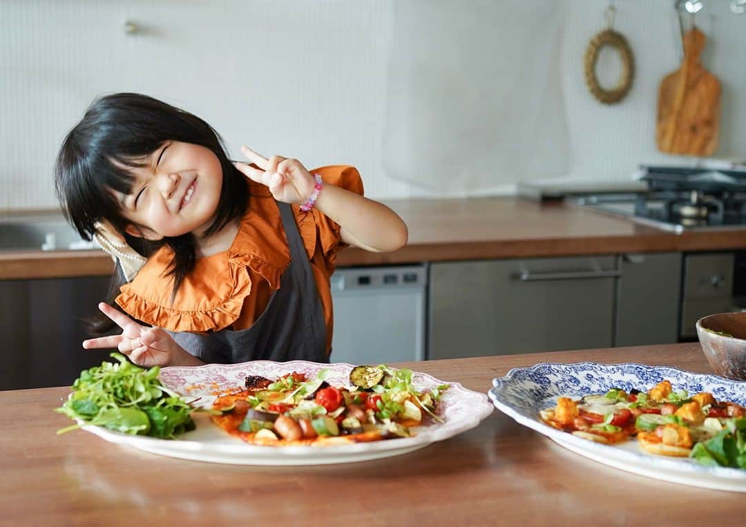 ムクリ［mukuri］さんのインスタグラム写真 - (ムクリ［mukuri］Instagram)「夏休みのお昼ごはん。想像より簡単にできる！子どもと一緒に作るピザ。レシピ付き（uetariumさん）  今日の読みものは @uetarium さんの 夏休みのお昼ごはんについてのお話です。  お子さんと一緒に作れる 夏野菜のピザについて教えていただきました。  ピザ生地って思っているよりも 意外と簡単にできるんです。  生地を作るのも楽しく トッピングで盛り上がり 焼き上がりを見て笑顔に。  夏野菜たっぷりで栄養も豊富。 一緒に作る時間が 楽しい思い出になりますよ♪  レシピ付きですので ぜひ参考にしてくださいね！  specialthanks @uetarium  （編集：kaori）  ▶詳細はプロフィールのURLよりご覧ください プロフィールはこちらから @mukuri_official ・  –––––––––––––––––– ムクリ公式アカウントでは くらしの中にある"好き"や"コダワリ"を毎日お届け。  インテリア、整理収納から家づくりなど 日常で参考になる情報から サラッと読める短編コラムまで ご紹介していますのでフォローしてぜひご覧ください。 ▶︎ @mukuri_official ・  「 #ムクリ 」のタグもいつも楽しく拝見しています☺️  オリジナルブランドは @daily_mukuri  くらしの中にあったらいいいな、 そんな商品を企画・制作、集めています。 ––––––––––––––––––  #おうちごはん #おうちカフェ #フーディーテーブル #おうちごはんlover #おうちごはん革命 #朝時間  #IGersjp #instafood #delistagrammer #おうちごはんチャレンジ #器好き #てづくりごはん365 #手作りピザ#子供のいる暮らし#夏休み#くらしの編集#ムクリ」7月20日 21時05分 - mukuri_official