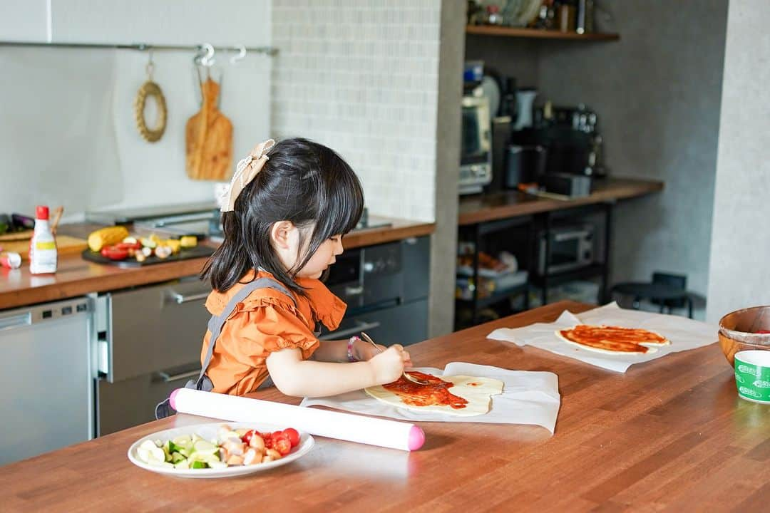 ムクリ［mukuri］さんのインスタグラム写真 - (ムクリ［mukuri］Instagram)「夏休みのお昼ごはん。想像より簡単にできる！子どもと一緒に作るピザ。レシピ付き（uetariumさん）  今日の読みものは @uetarium さんの 夏休みのお昼ごはんについてのお話です。  お子さんと一緒に作れる 夏野菜のピザについて教えていただきました。  ピザ生地って思っているよりも 意外と簡単にできるんです。  生地を作るのも楽しく トッピングで盛り上がり 焼き上がりを見て笑顔に。  夏野菜たっぷりで栄養も豊富。 一緒に作る時間が 楽しい思い出になりますよ♪  レシピ付きですので ぜひ参考にしてくださいね！  specialthanks @uetarium  （編集：kaori）  ▶詳細はプロフィールのURLよりご覧ください プロフィールはこちらから @mukuri_official ・  –––––––––––––––––– ムクリ公式アカウントでは くらしの中にある"好き"や"コダワリ"を毎日お届け。  インテリア、整理収納から家づくりなど 日常で参考になる情報から サラッと読める短編コラムまで ご紹介していますのでフォローしてぜひご覧ください。 ▶︎ @mukuri_official ・  「 #ムクリ 」のタグもいつも楽しく拝見しています☺️  オリジナルブランドは @daily_mukuri  くらしの中にあったらいいいな、 そんな商品を企画・制作、集めています。 ––––––––––––––––––  #おうちごはん #おうちカフェ #フーディーテーブル #おうちごはんlover #おうちごはん革命 #朝時間  #IGersjp #instafood #delistagrammer #おうちごはんチャレンジ #器好き #てづくりごはん365 #手作りピザ#子供のいる暮らし#夏休み#くらしの編集#ムクリ」7月20日 21時05分 - mukuri_official