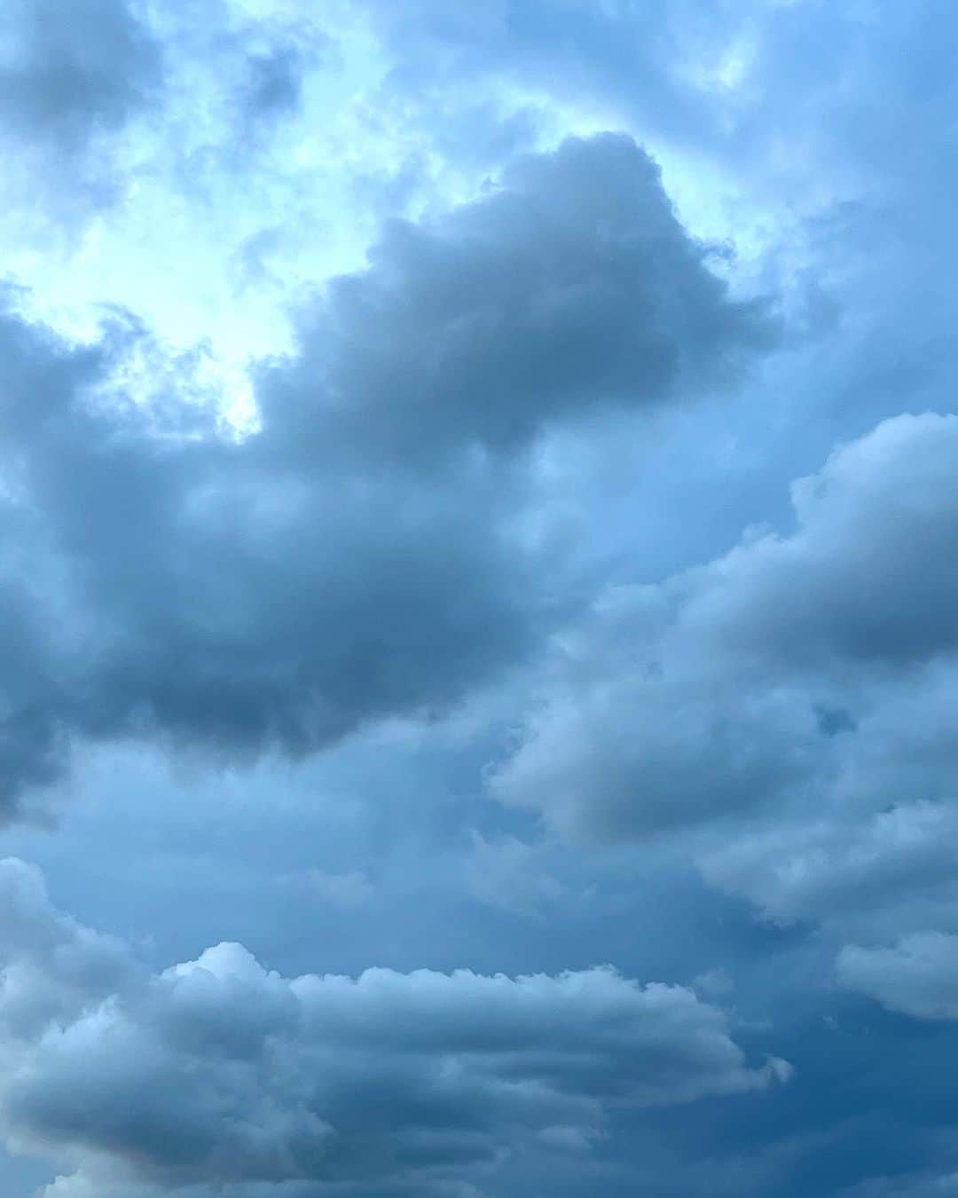 竹井亮介のインスタグラム：「2023年7月20日。 午後6時45分頃、北西の空。  なんとなくドラマティックな雲に惹かれて、久しぶりに空を撮ってみましたよ。 #空」