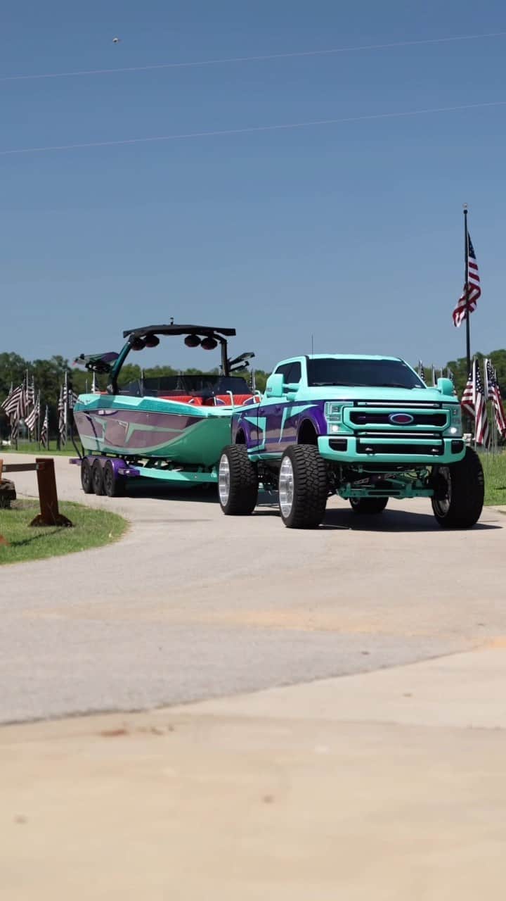 Truck Hubのインスタグラム：「What do you think the price tag is on a setup like this 😳💸 (Clip from king of builds via TT)」