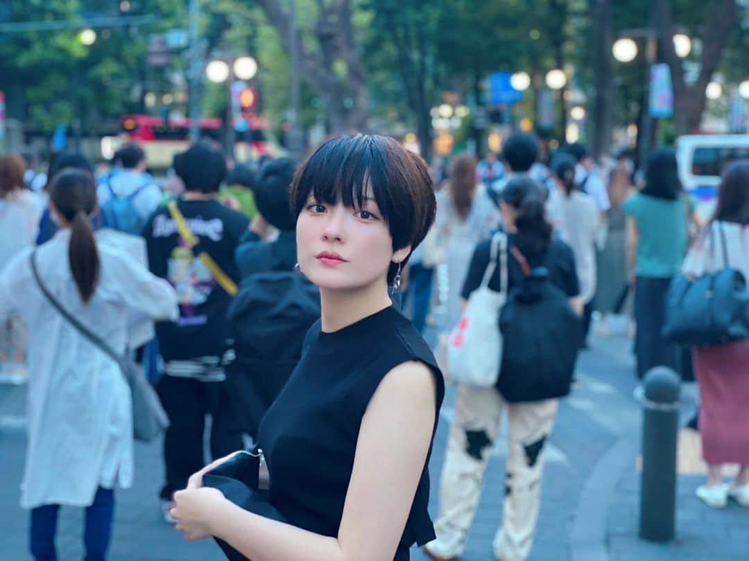 ぽんぬのインスタグラム：「北川景子は服を7着しか持ってないらしいので私も服捨てます。 黒染めしても茶色くなるサイドの髪の毛が憎いです。 . . . . . . #断捨離したい  #夏コーデ  #ベリーショート  #ベリーショート女子  #ベリショ  #黒髪ショート  #黒髪女子  #ショート女子  #サロモ  #東京サロモ  #関東サロモ  #サロンモデル」