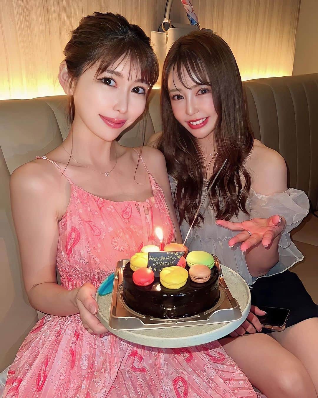 倉岡生夏のインスタグラム：「🎂🍫❤️ ・ 数年振り？にカウントダウンしてもらいました♡三連休の忙しい時に、しかも前日くらいに決めたのにありがとうございます♡らぶ🥰🤡 嬉しかった😊3.4枚目はロブションの写真♡ 誕生日前日は @michaelkors ワンピース👗でした♡ ・ ・ もう連休のお誕生日モードは終わってテスト期間学校モードですよ😅でも明日はイベント出演があって、頑張ってきます👍 ・ ・ ・ ・ ・ ・ #女子会 #女子会コーデ  #ロブション #フレンチ #恵比寿ガーデンプレイス #グルメ女子 #グルメスタグラム #誕生日 #誕生日ご飯 #お祝いごはん #誕生日ディナー #誕生日ケーキ #大人可愛い #ミシュラン #ミシュラン東京#カウントダウン #ママ友 #女の子ママ #michelintokyo #グルメスタグラム #夏の思い出 #birthdaycake #birthdaygirl #tokyolife」