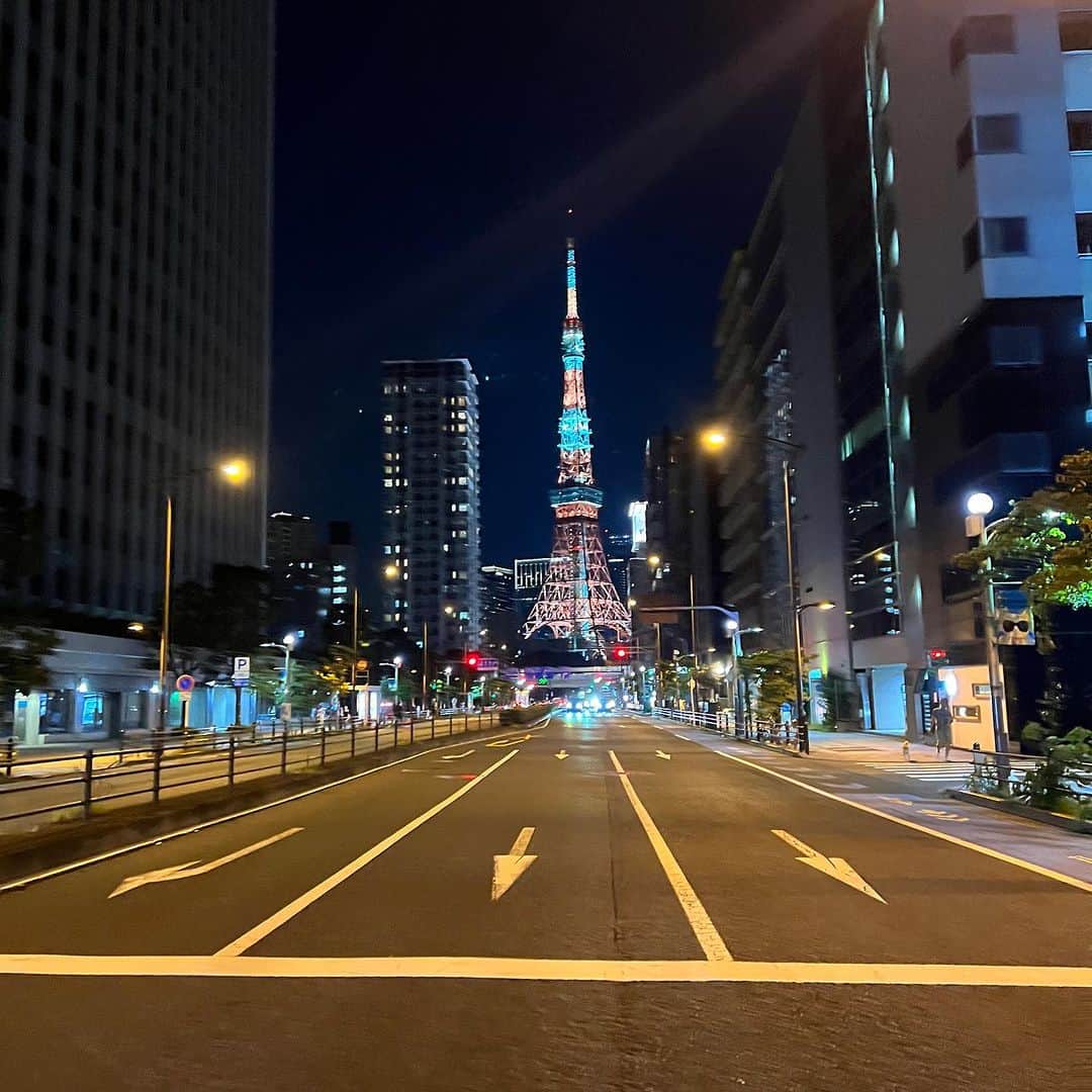 牛窪万里子さんのインスタグラム写真 - (牛窪万里子Instagram)「先日は夜ラジオ収録がありましたが、酷暑でしたので、丁度良い時間帯でした。しかし夜でも暑かった…💦  東京タワーの夜景が涼しげで目が休まりました。  #ラジオ #ラジオ収録 #東京タワー #夜景」7月20日 21時07分 - mariko_ushikubo