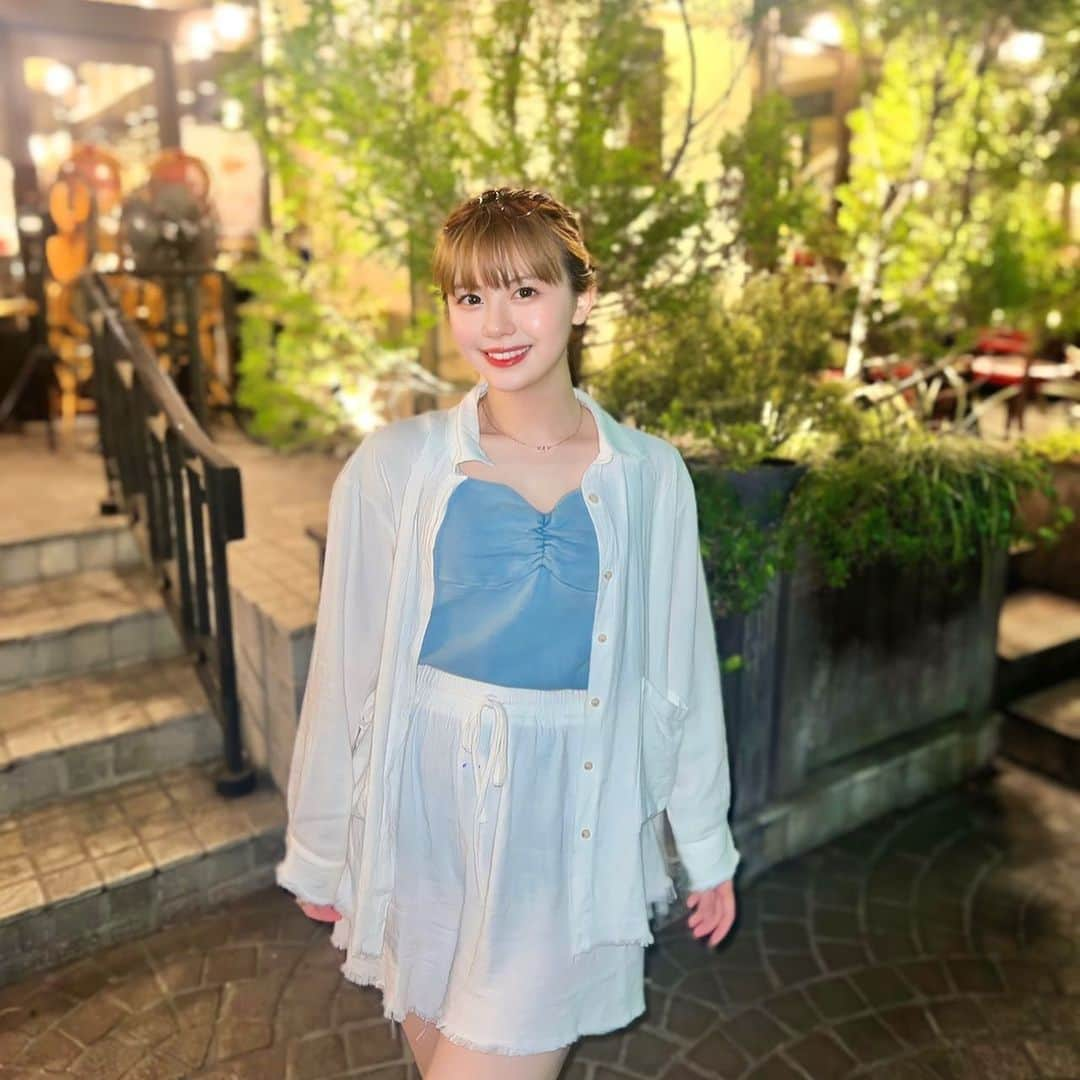 加藤愛梨さんのインスタグラム写真 - (加藤愛梨Instagram)「#ぁぃりんこーで   セットアップ!! 着やすくて、それでいて超可愛い☺️🫶ホワイトセットアップは纏うだけで垢抜け感抜群だね、中に着るインナーを変えるだけでも印象チェンジできる🩷👊  　 　  🏷｜ @esutoreja  フリンジルーズシャツセットアップ  　  　  #esutoreja  #エストレジャ  #セットアップコーデ  #セットアップ  #ホワイトコーデ  #今日のコーデ  #夏コーデ  #シャツコーデ #アップヘア  #アップヘアー  #ヘアアレンジ」7月20日 21時08分 - l_ovepear