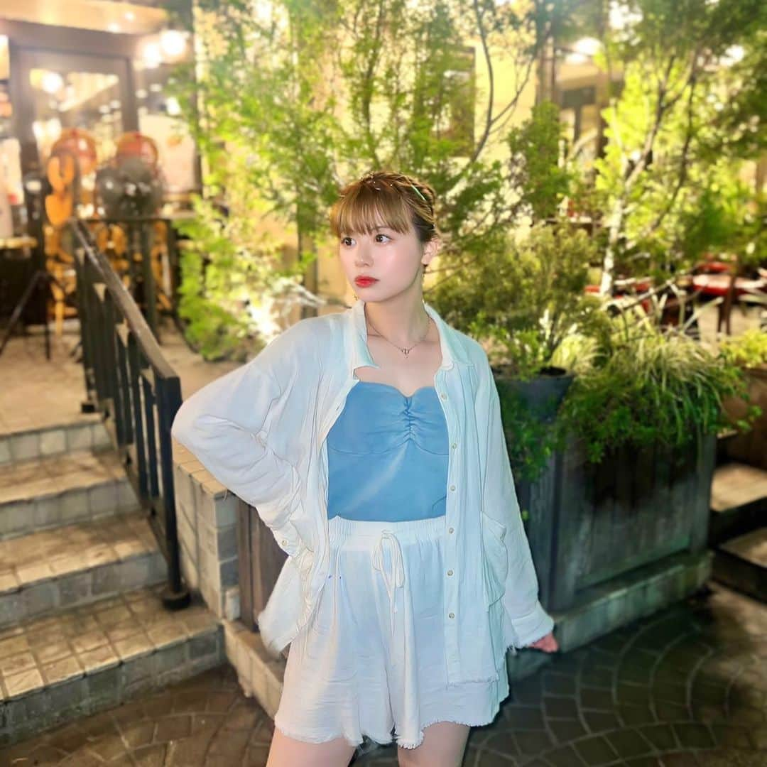 加藤愛梨さんのインスタグラム写真 - (加藤愛梨Instagram)「#ぁぃりんこーで   セットアップ!! 着やすくて、それでいて超可愛い☺️🫶ホワイトセットアップは纏うだけで垢抜け感抜群だね、中に着るインナーを変えるだけでも印象チェンジできる🩷👊  　 　  🏷｜ @esutoreja  フリンジルーズシャツセットアップ  　  　  #esutoreja  #エストレジャ  #セットアップコーデ  #セットアップ  #ホワイトコーデ  #今日のコーデ  #夏コーデ  #シャツコーデ #アップヘア  #アップヘアー  #ヘアアレンジ」7月20日 21時08分 - l_ovepear