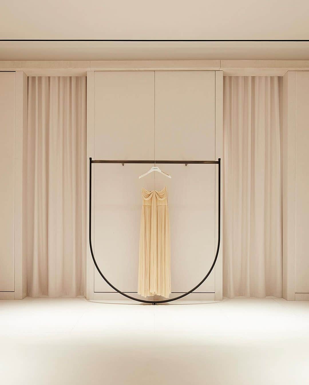 ランバンのインスタグラム：「Today, LANVIN opens the doors to a new flagship concept at 855 Madison Avenue in New York City.   Designed by architect Bernard Dubois, the inspiring new space will house women’s and men’s ready-to-wear, accessories, footwear and a private salon dedicated to formal and occasion dressing.   Discover more on Lanvin.com  #LANVIN」