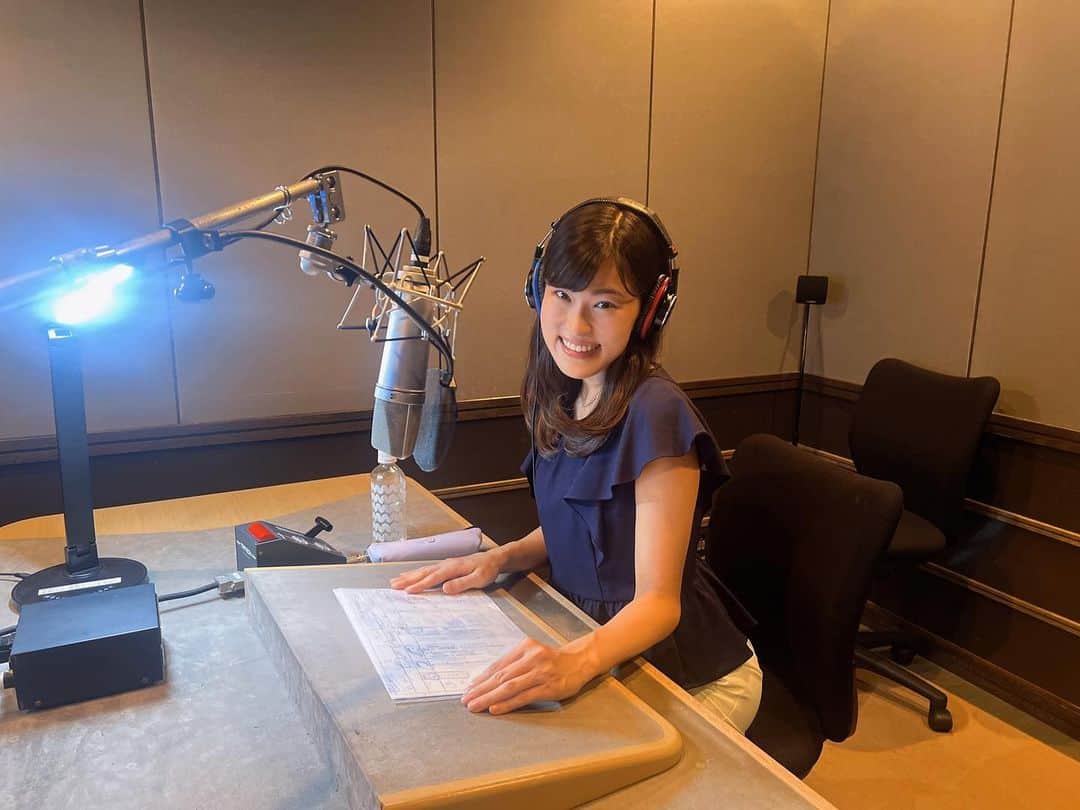 竹内里奈のインスタグラム：「🎤CM 今日はCMナレーションでした🫧 CMの現場はクライアントさんと制作陣と一緒に一つの作品を作るので、とっても楽しいお仕事の一つです✨  ナレーションの中で一番難しいお仕事の一つだなあと思うので、もっと技術向上がんばります🙋‍♀️  完成がたのしみっ☺️ ・ ・ ・ ・ ・ ・ ・ ・ ・ #cm #cmナレーション #ナレーター #竹内里奈」