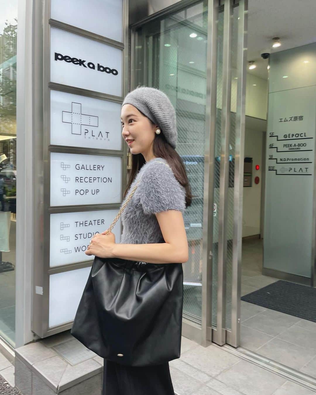 mina hinokuchiのインスタグラム：「. ふわふわシャギーニット🧶 お店には8月頭に入荷予定です♡  こういう起毛したニットって チクチクするのが気になることもありますが このニットは着心地も良いのが嬉しいポイント◎  シャギーニットで“半袖“なところもまた可愛いです♡  ONLINE STOREでは先週から予約が始まってますが 早くも人気のようです☺️ 私が着用してるのはグレー、5枚目のみとちゃんはブラックを着用しております♡  . #Chico #チコ #salonbychico  #シャギーニット #ベレー帽 #2023aw #23aw #ロングブーツ #高身長コーデ #ベレー帽も新作です♡」