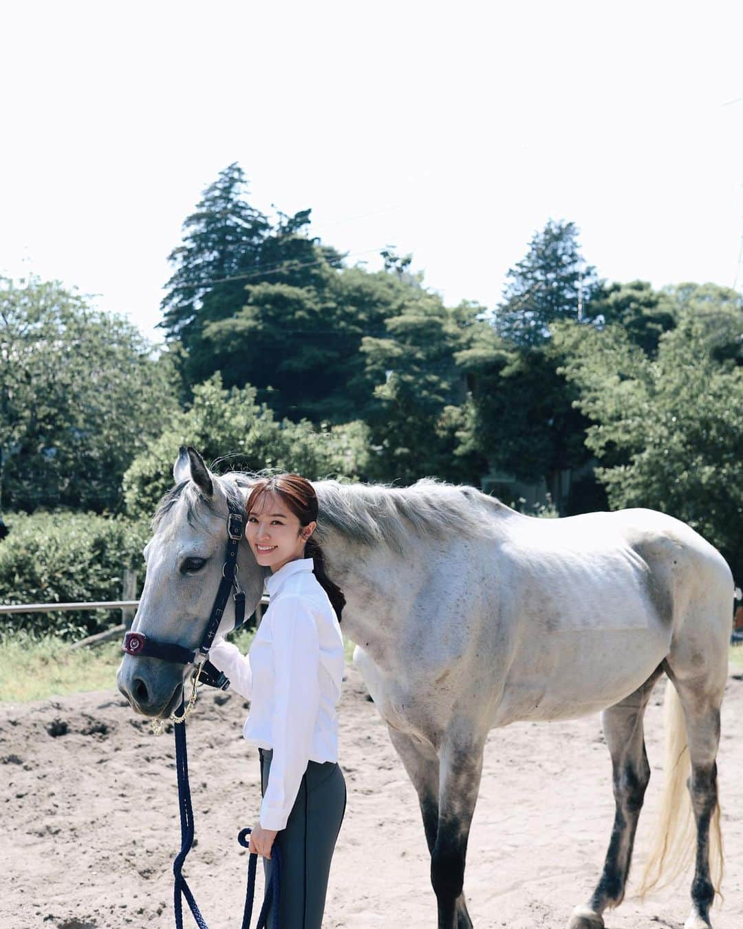 佐藤真瑚さんのインスタグラム写真 - (佐藤真瑚Instagram)「⁡ ⁡ 保護馬について学びたくて 今年から少しずつ始めた乗馬。 ⁡ ご縁をいただいき、 乗馬クラブさんの HP撮影へ行ってきました。 ⁡ 大きな身体だけど、 目はとっても優しく穏やかで ホースセラピーのパワーに 1日中癒してもらっていました。 ⁡ ⁡ 秋になったらまた再開しよう！🏇🍁 ⁡ ⁡ ------------------------------ ✴︎ 𝐓𝐇𝐀𝐍𝐊𝐒 ✴︎ サンヨーガーデン(乗馬クラブ)  @sanyogardenr.c.3  ⁡ 【 𝐩𝐡𝐨𝐭𝐨𝐠𝐫𝐚𝐩𝐡𝐞𝐫 】  @mamatime.chiai_official  ------------------------------ ⁡ ⁡」7月20日 21時18分 - _mako0320