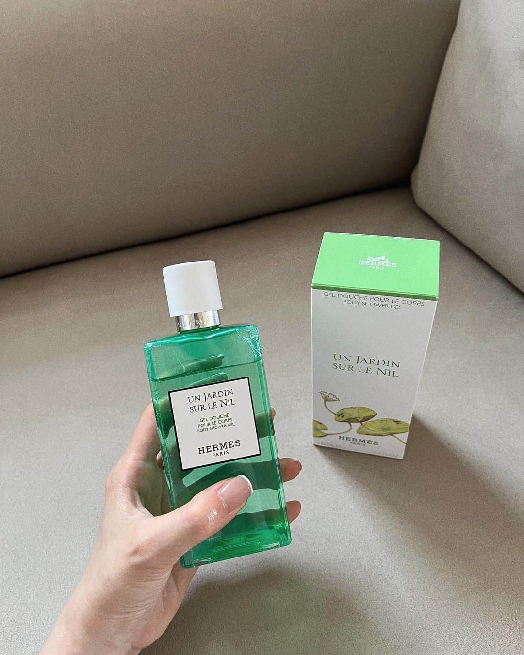 のインスタグラム：「ほんのりと香る肌に…🌿 ネイルは @ennanails_ さんに☺️ 爪が伸びても気にならないピンクベージュ。 今月はまつパと眉のメンテナンスに行くよ♡ @lieu_plie @lieu_plie_miku ✨」
