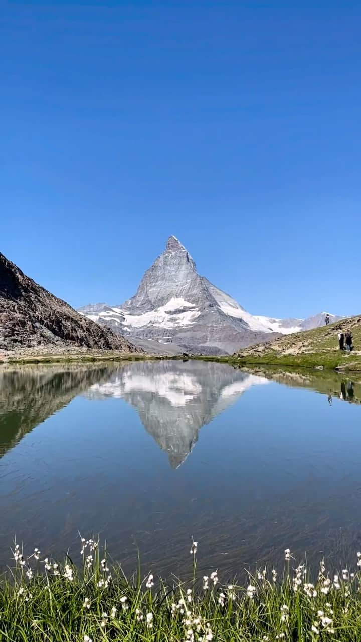 太田エイミーのインスタグラム：「The perfect mirror reflection of the Matterhorn on Riffelsee lake.   This lake is just about a ten minute walk from Rotenboden rail station. Actually super easy to get to. From there we decided to hike down about an hour to a few stations down.」