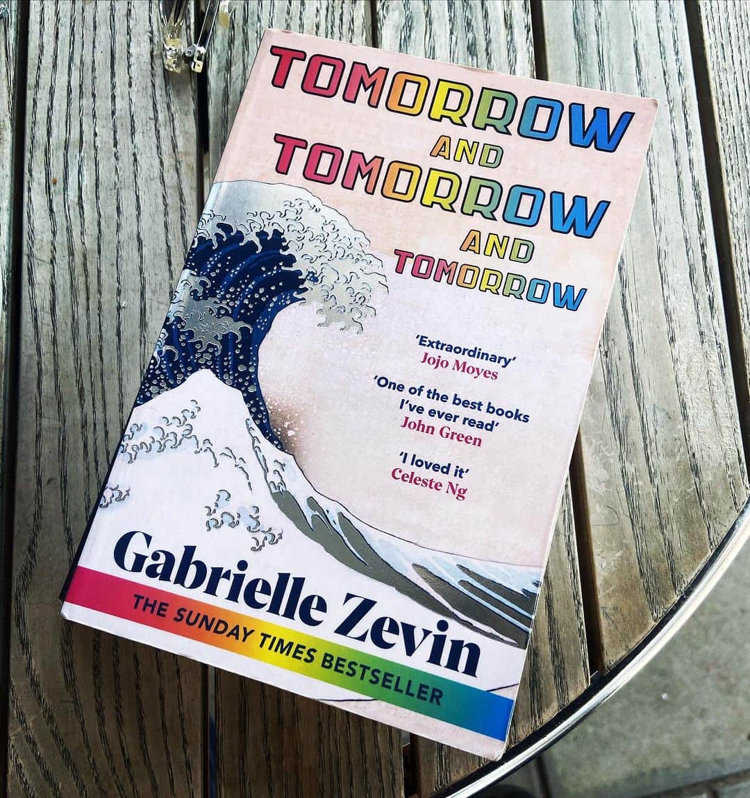 デビッド・モリシーのインスタグラム：「God I loved this book. It’s set in the world of gaming which I know nothing about but it didn’t matter. It’s a book about love and friendship and broke my heart.」