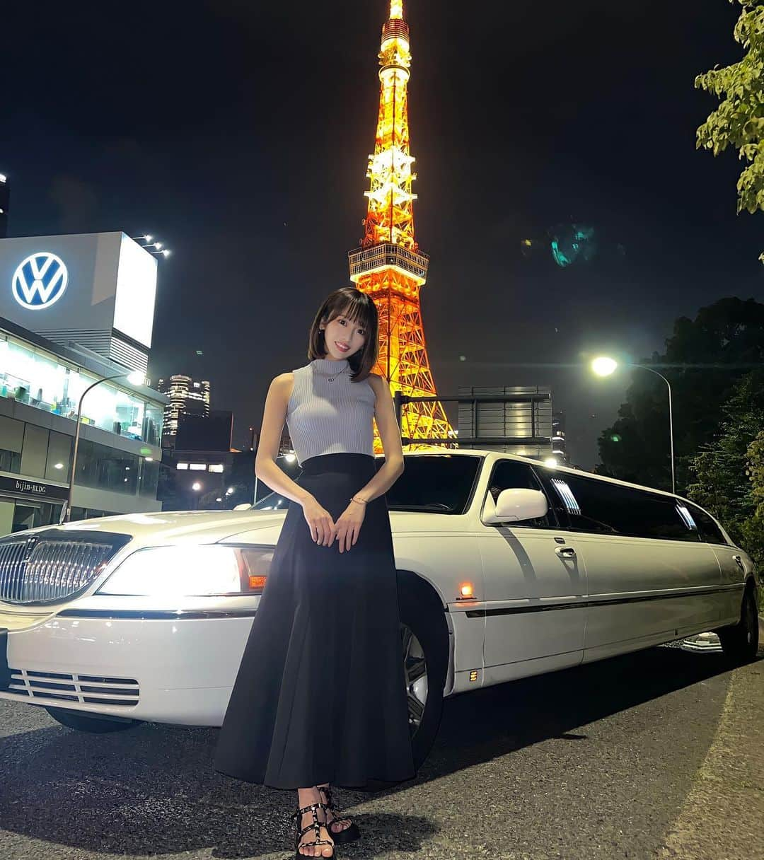 MOEのインスタグラム：「. 誕生日の時の📸🗼  運転手さんのカメラワークが プロすぎてビビった🥺👏  東京に住んでるのに 溢れ出る観光客感。  #tokyo#tokyotower#birthday #birthdaygirl#limousine #リムジン#東京タワー#🗼」