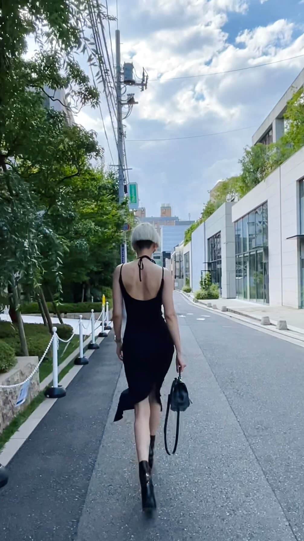 シェンのインスタグラム：「Hot day🔥🔥🔥」